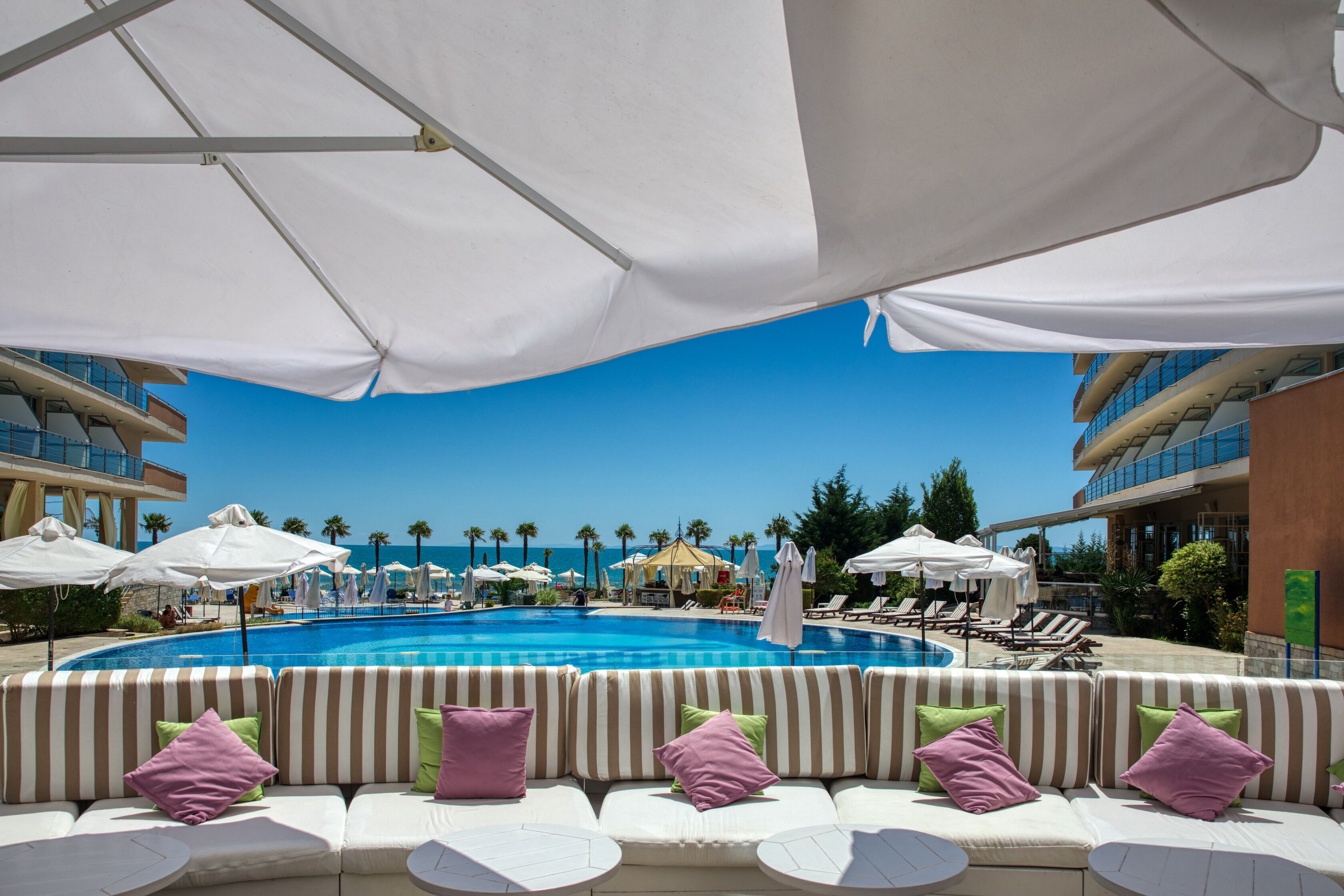 Sandy Bay Hotel, Elenite
