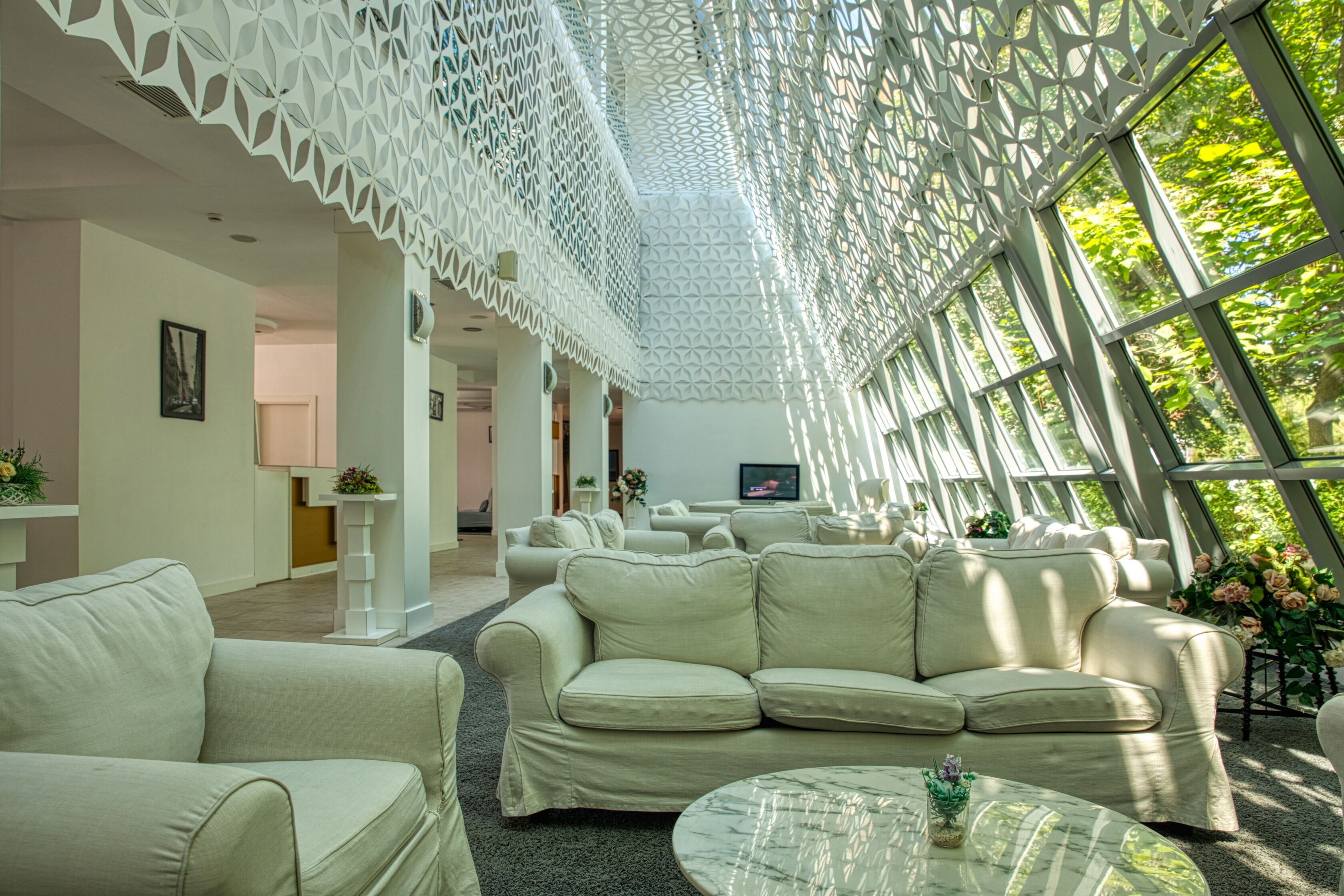 Sandy Bay Hotel, Elenite