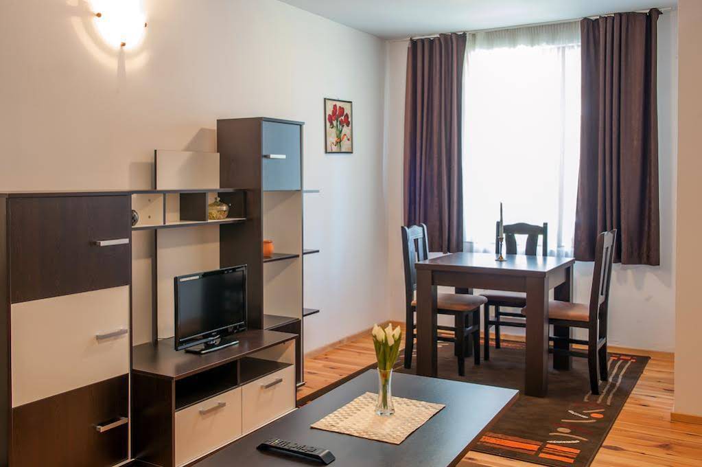Apartments And Rooms Hadzhiata