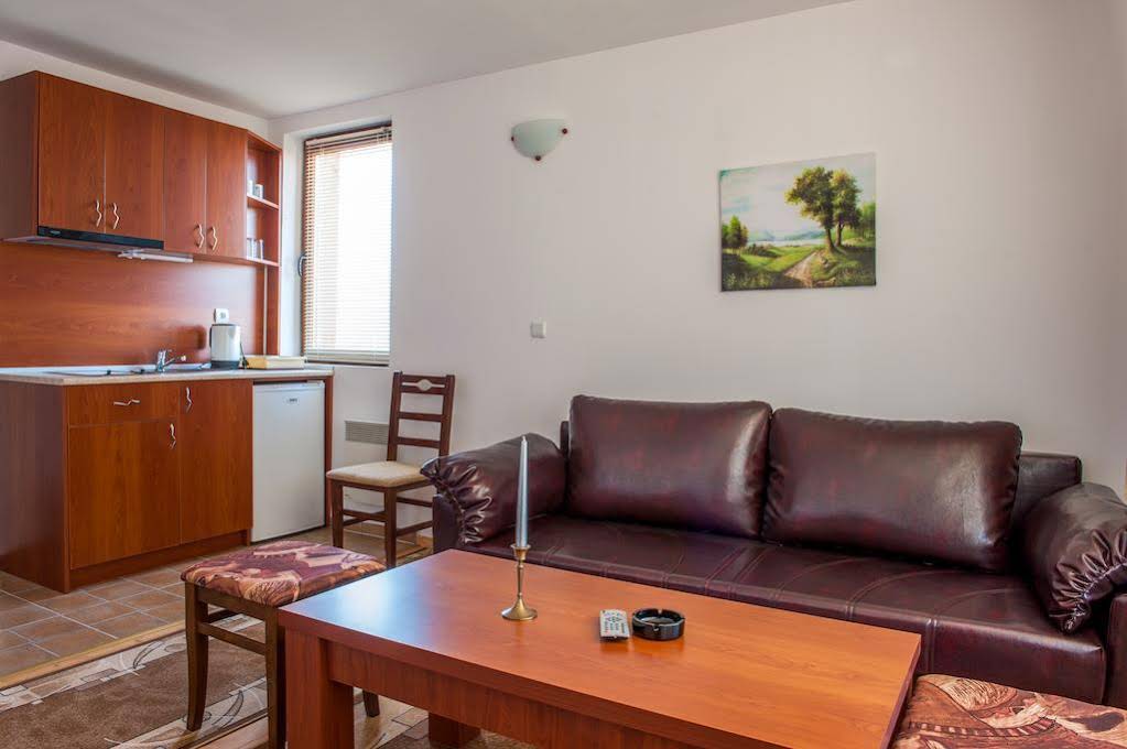 Apartments And Rooms Hadzhiata