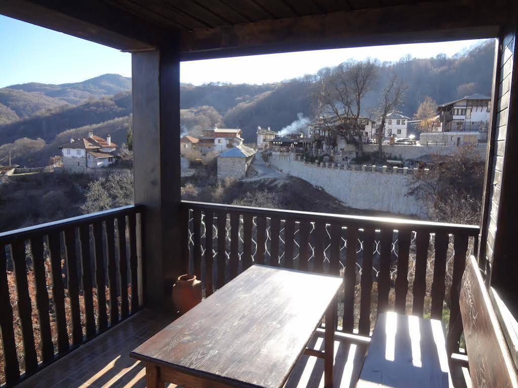 Zlatinovi Houses