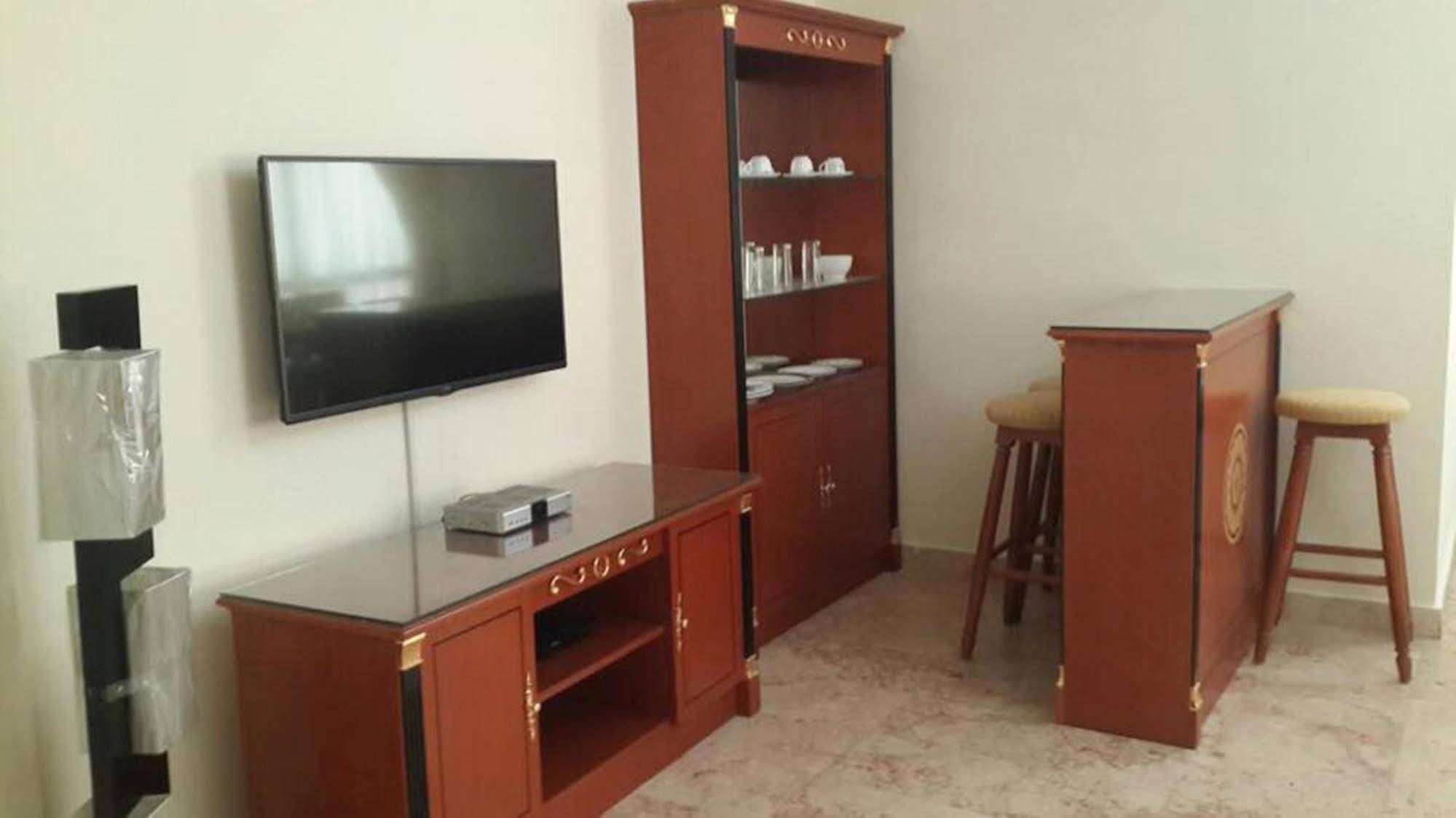 Al Commodore Suites