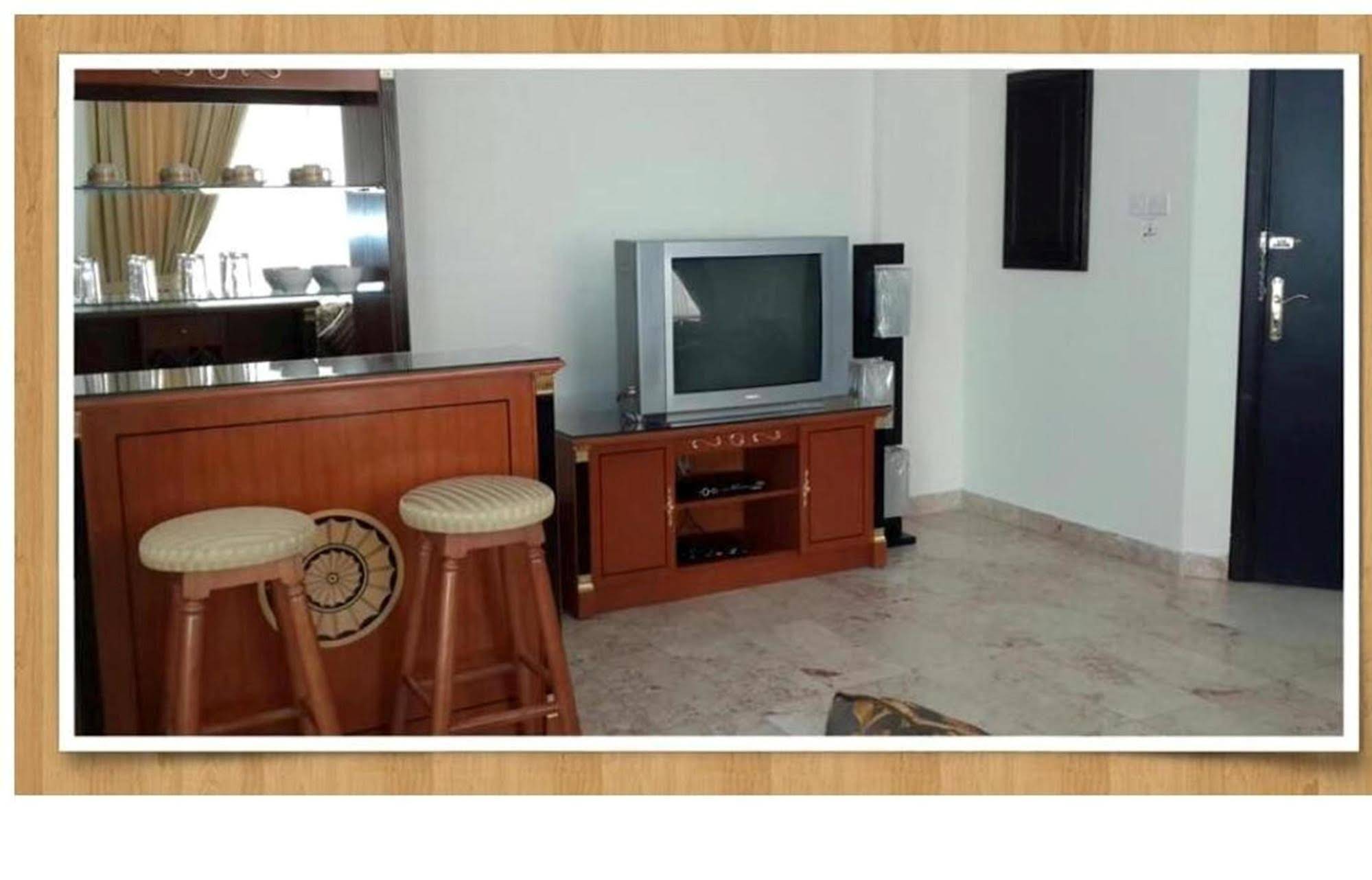 Al Commodore Suites