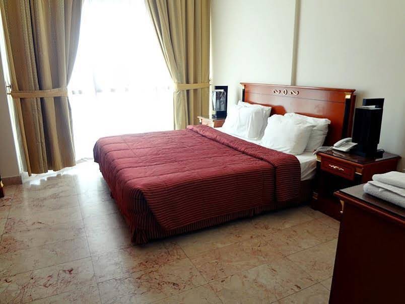 Al Commodore Suites