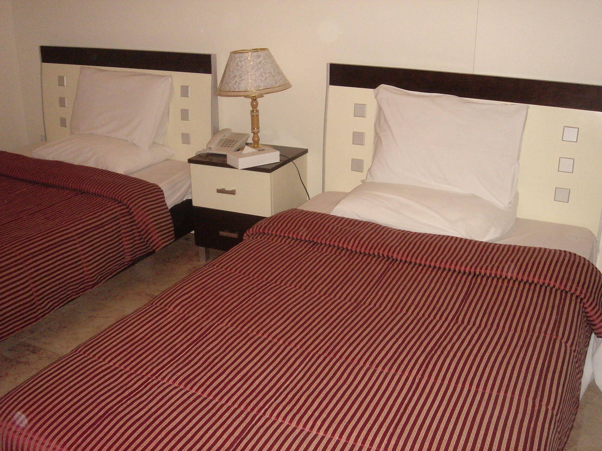 Al Commodore Suites