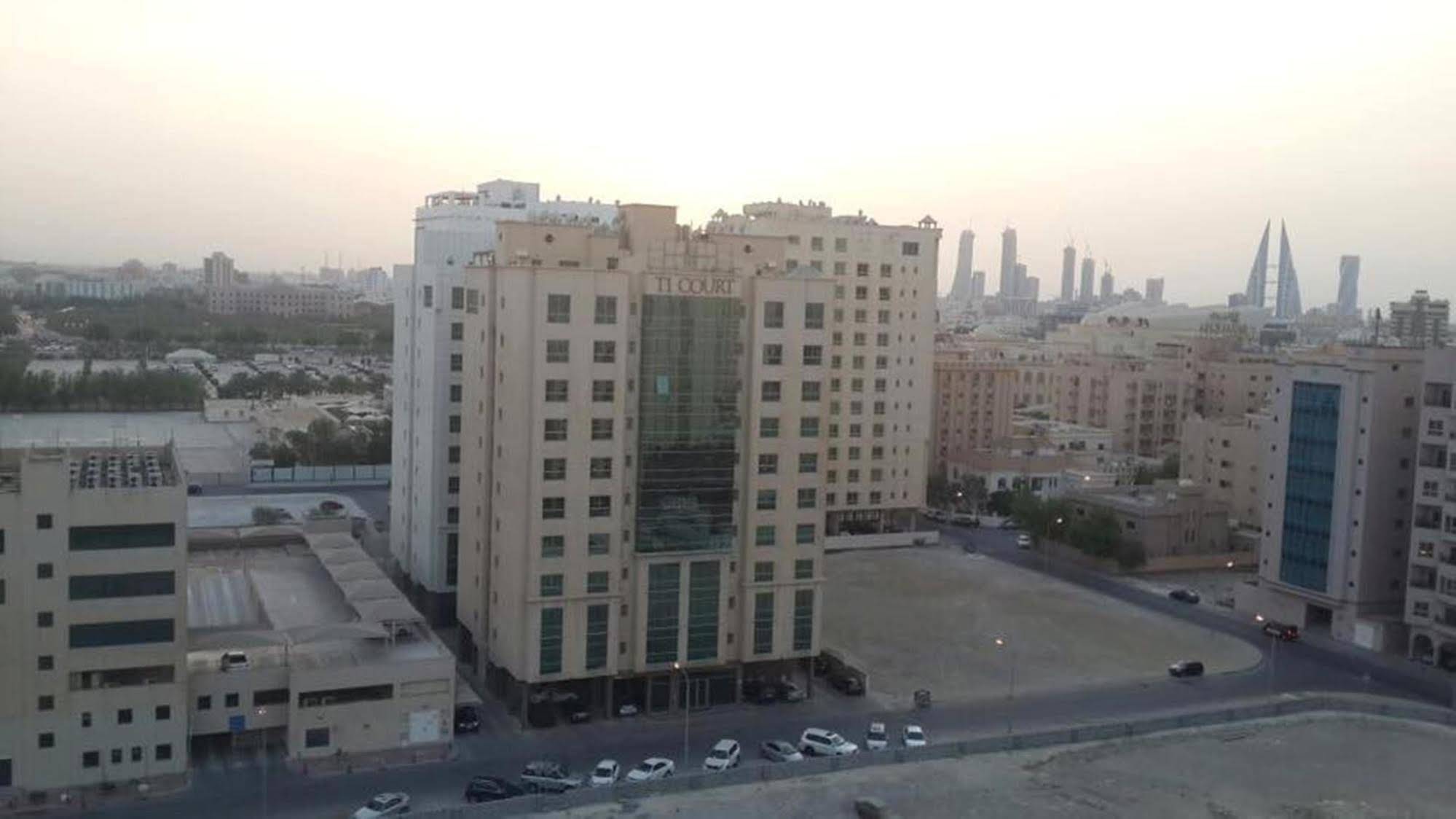 Al Commodore Suites