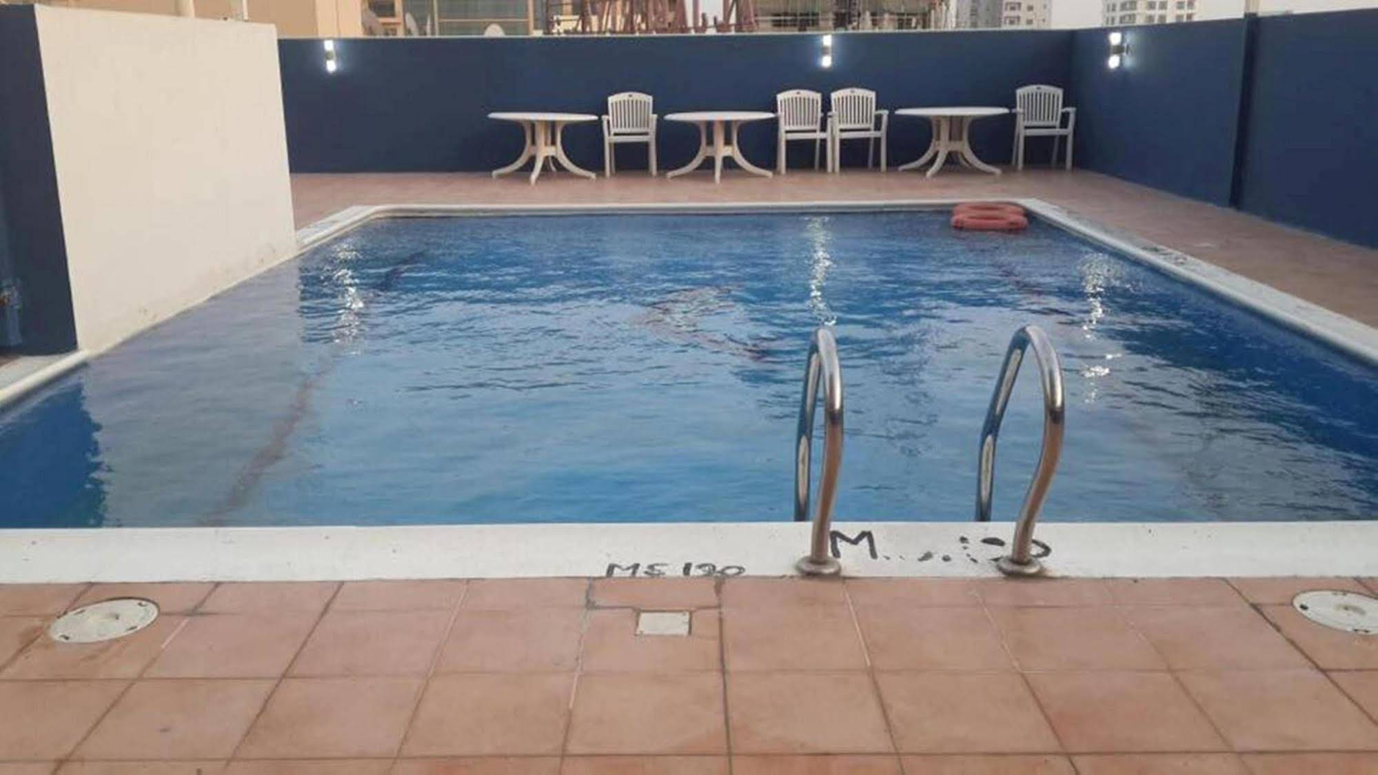 Al Commodore Suites