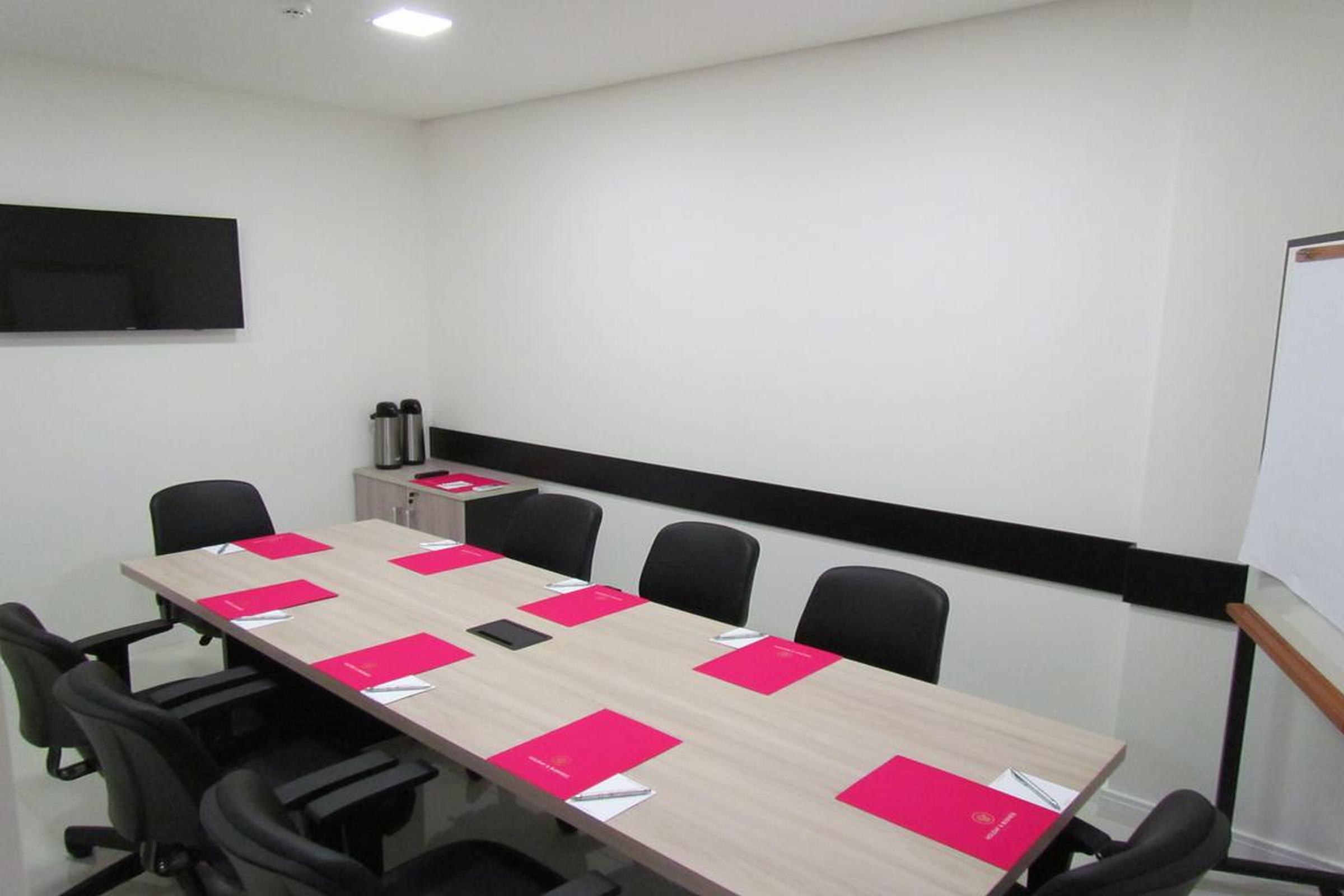 Holiday & Business Hotel