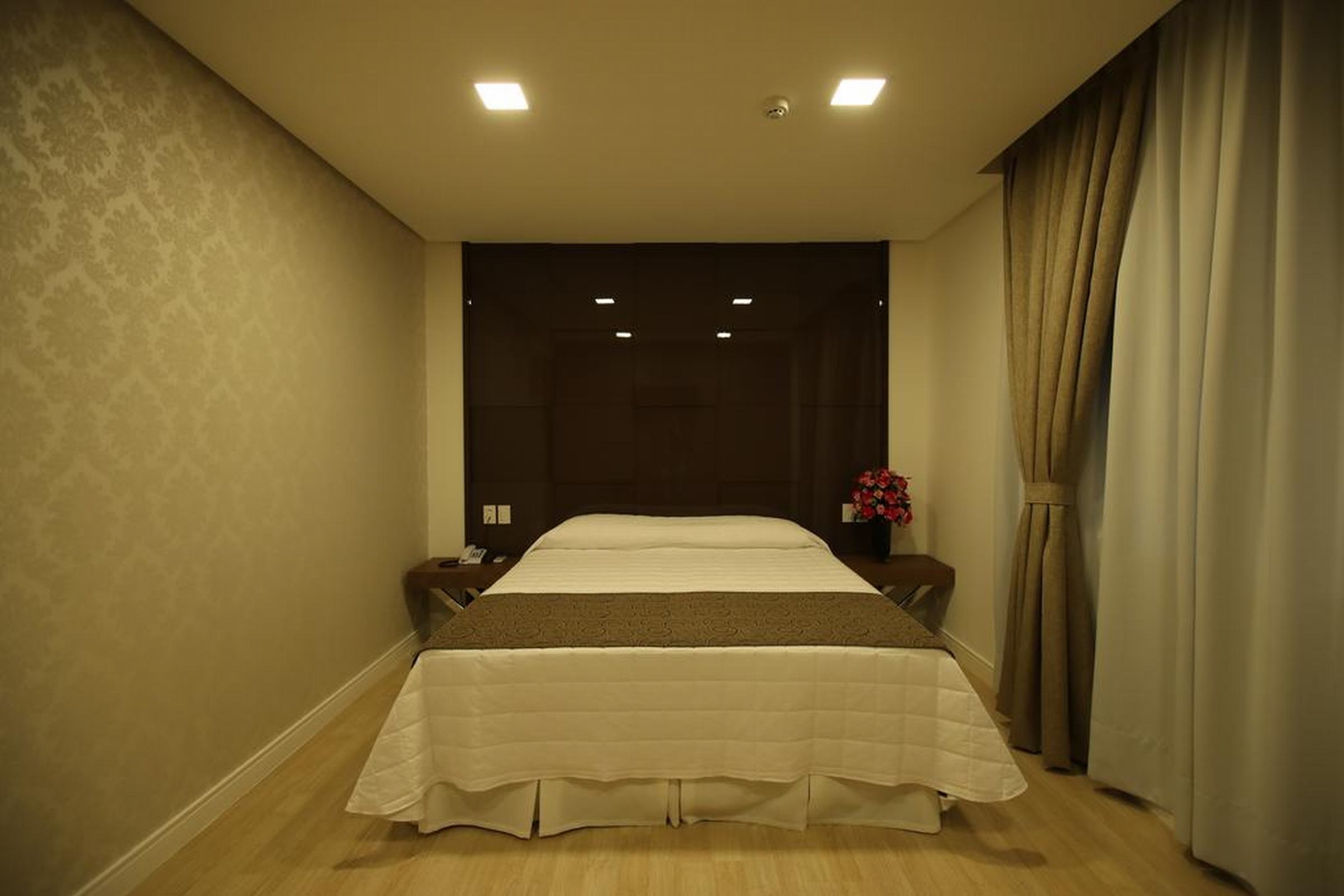 Holiday & Business Hotel