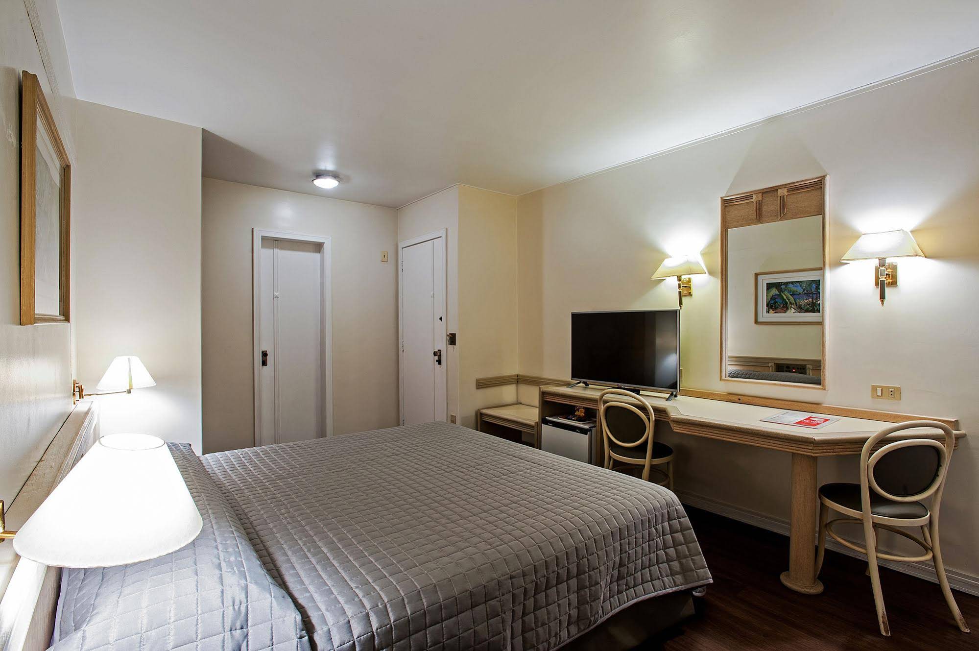 Trevi Hotel & Business