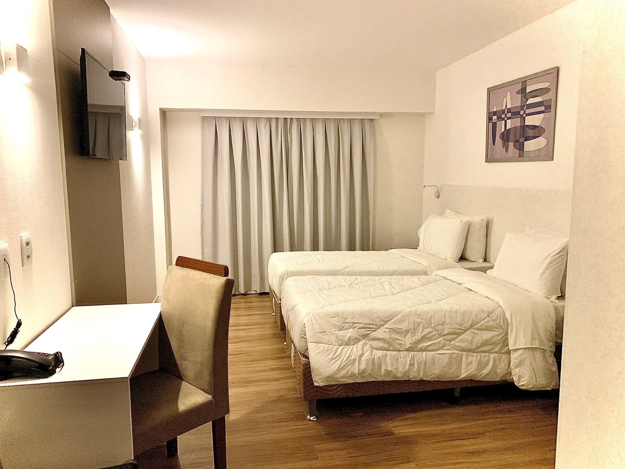 Americas Townhouse Hotel