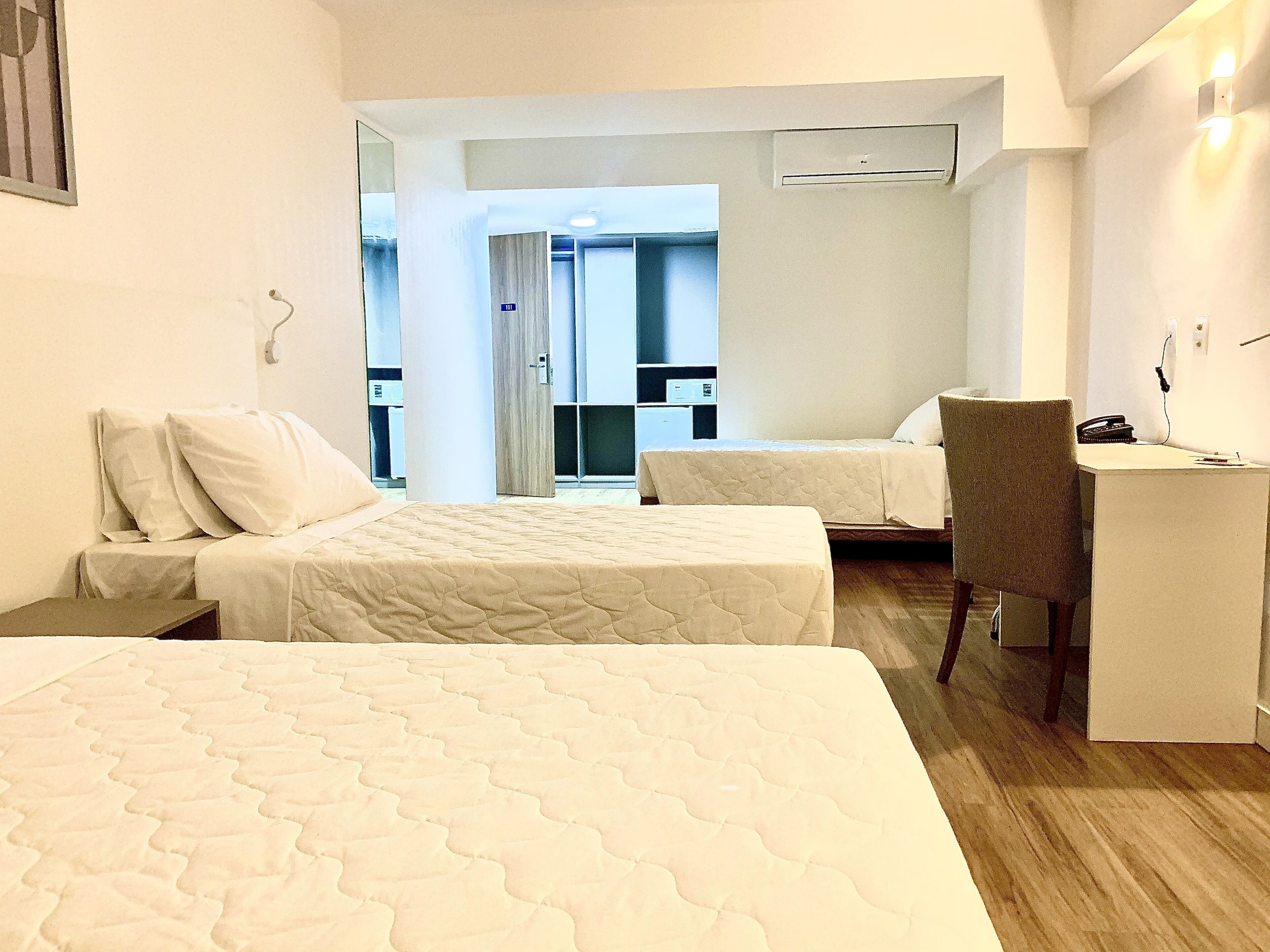 Americas Townhouse Hotel