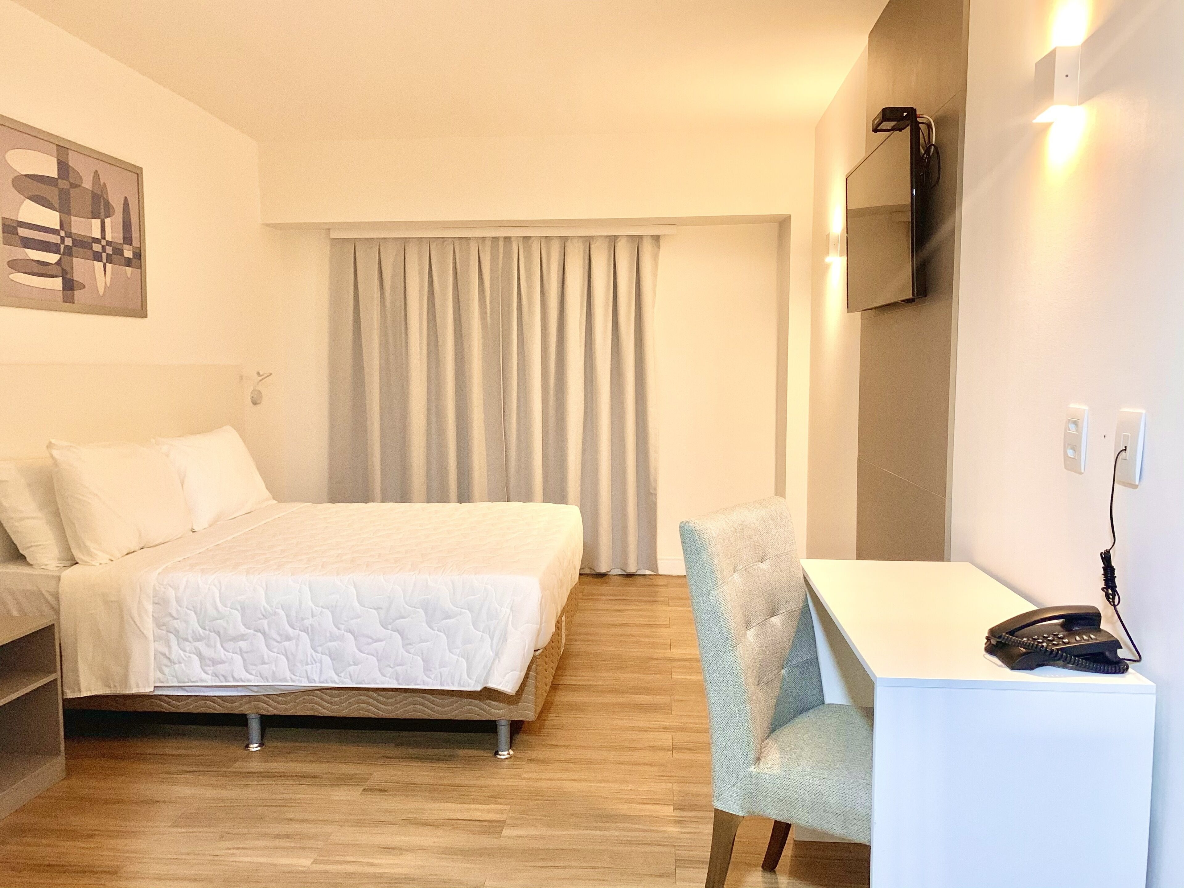 Americas Townhouse Hotel