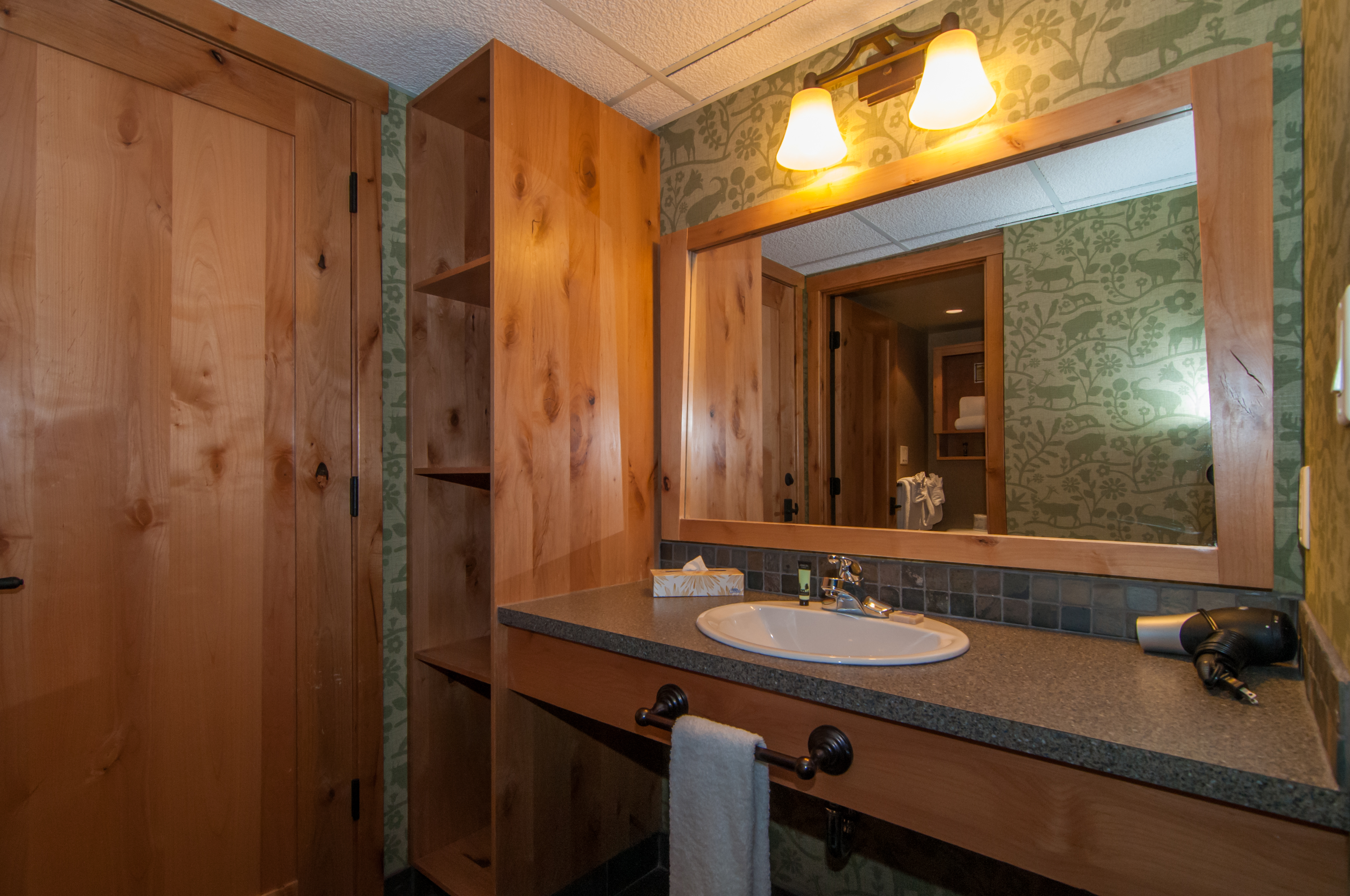 Fox Hotel & Suites