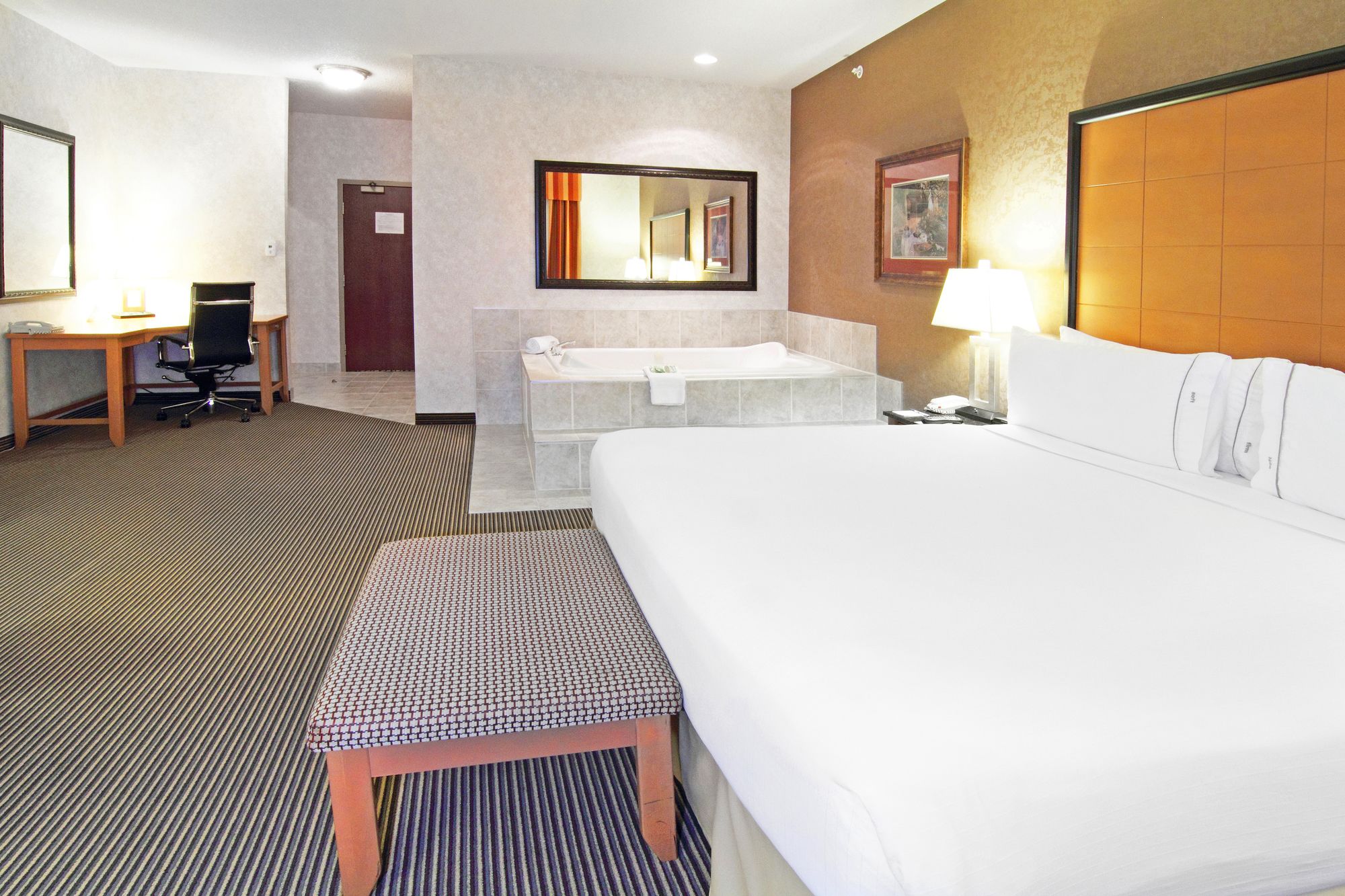Holiday Inn Express Hotel & Suites Calgary South-Macleod Trail S
