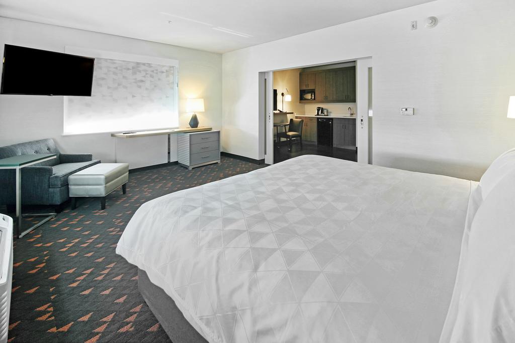 Holiday Inn & Suites Calgary Airport North