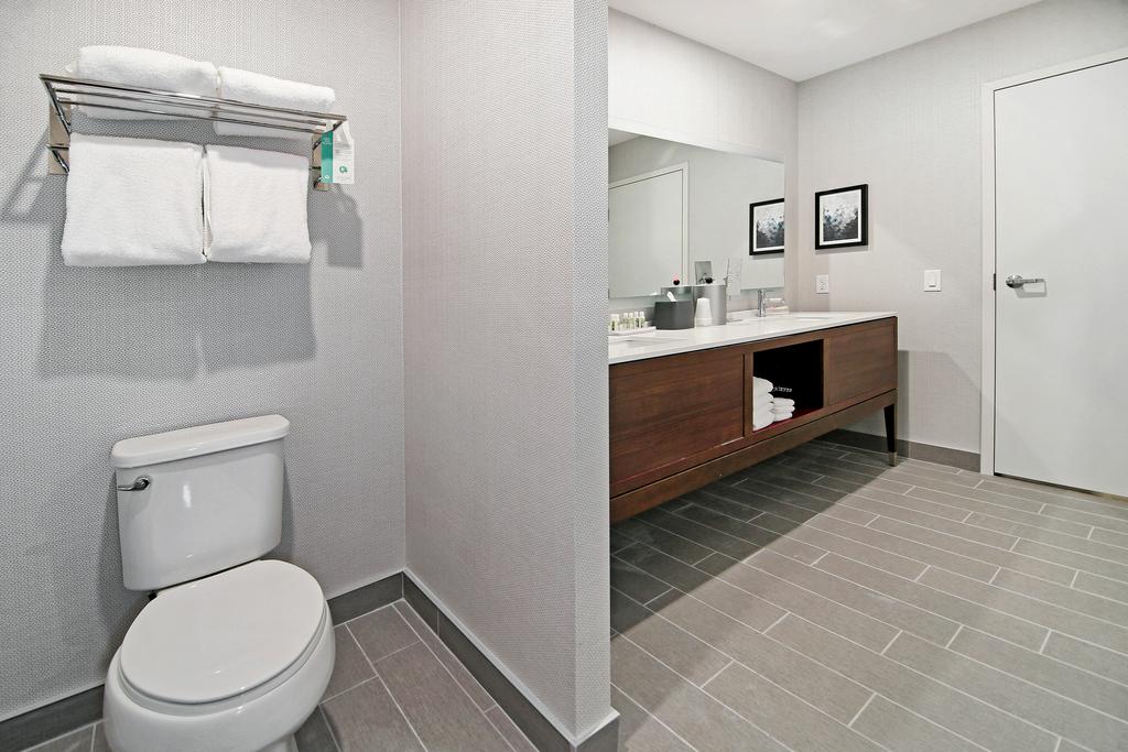 Holiday Inn & Suites Calgary Airport North