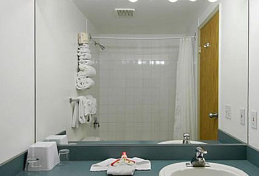 Super 8 by Wyndham Calgary Shawnessy Area
