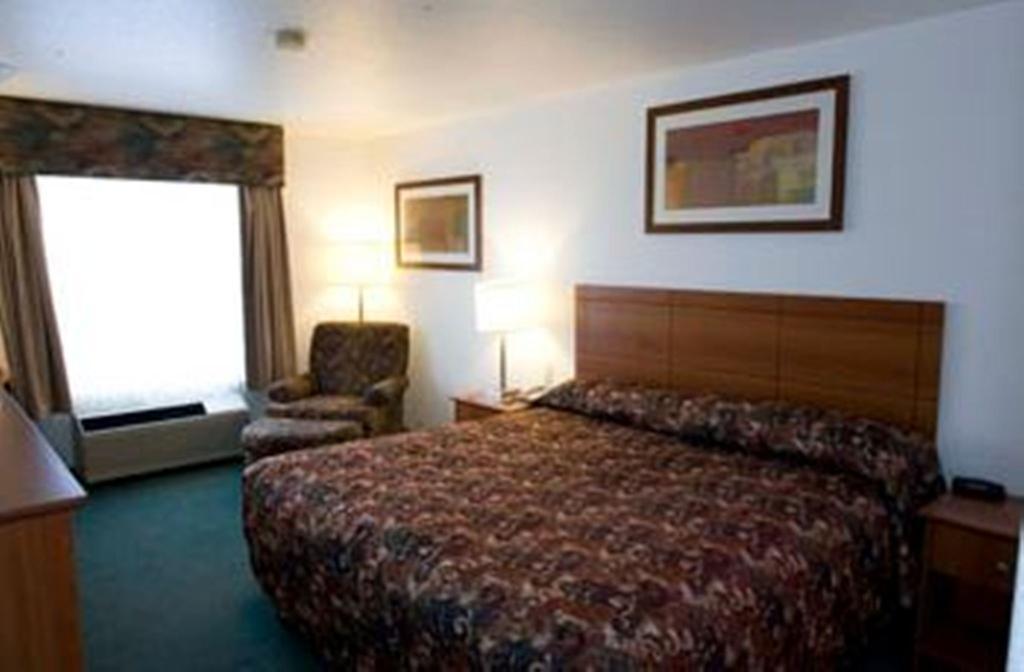 Super 8 by Wyndham Calgary Shawnessy Area