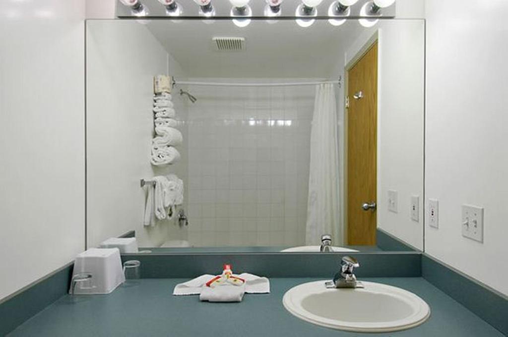 Super 8 by Wyndham Calgary Shawnessy Area