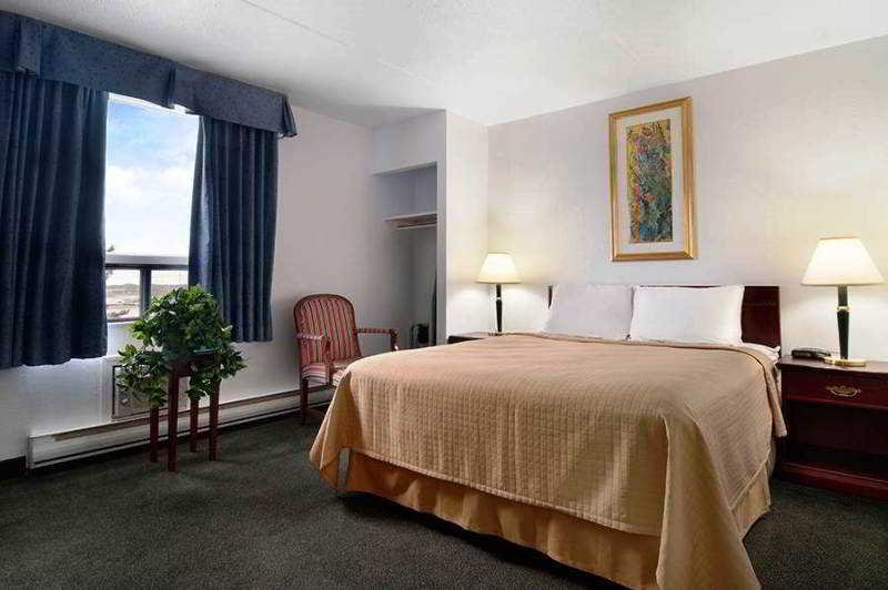 Emerald Hotel & Suites