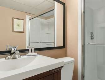 Emerald Hotel & Suites