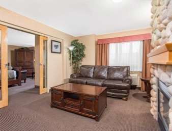 Canmore Inn & Suites