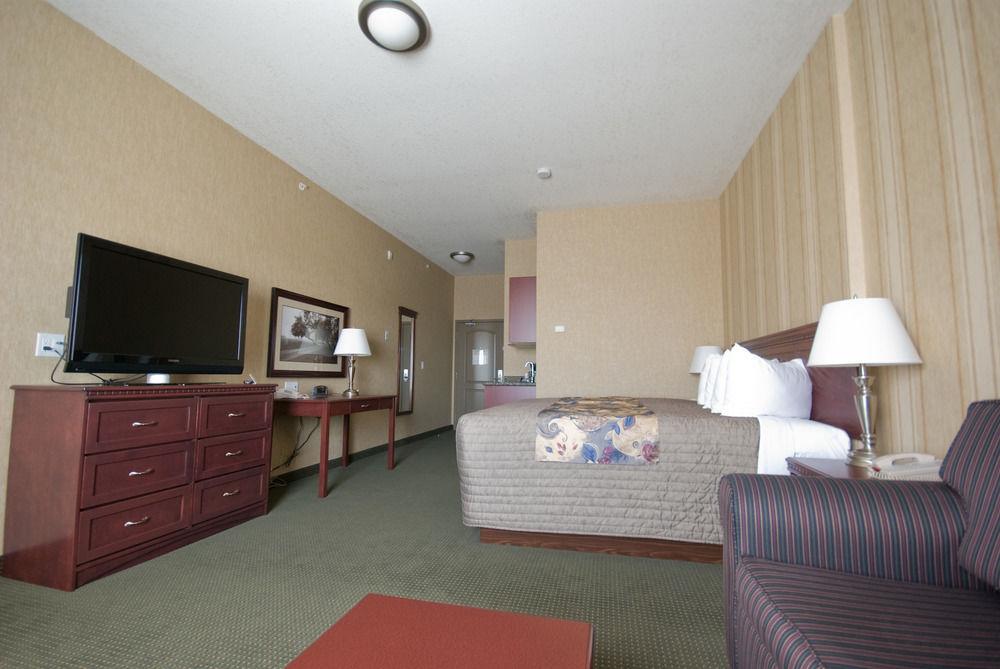 Redwood Inn & Suites