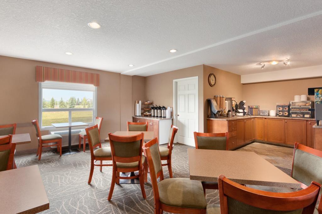 Days Inn & Suites by Wyndham Cochrane
