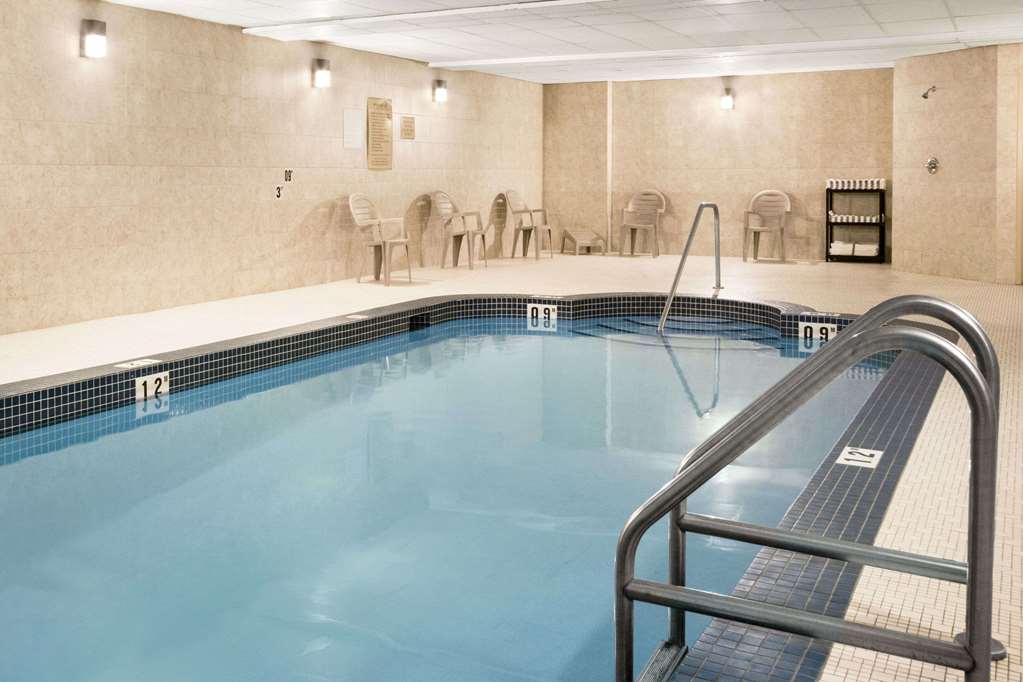 Days Inn & Suites by Wyndham Cochrane