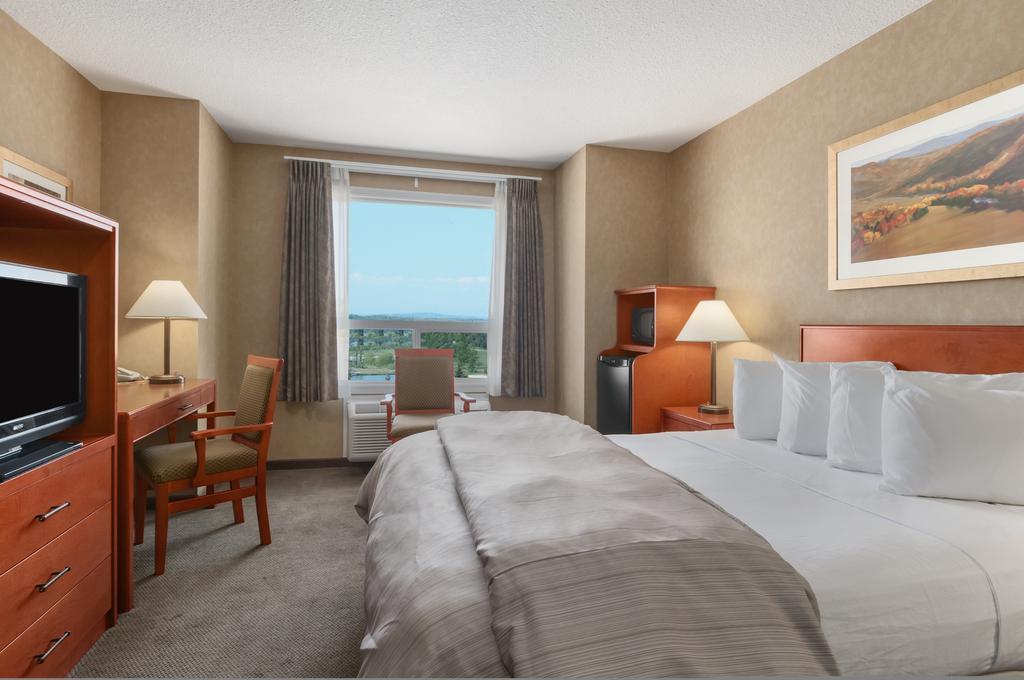 Days Inn & Suites by Wyndham Cochrane