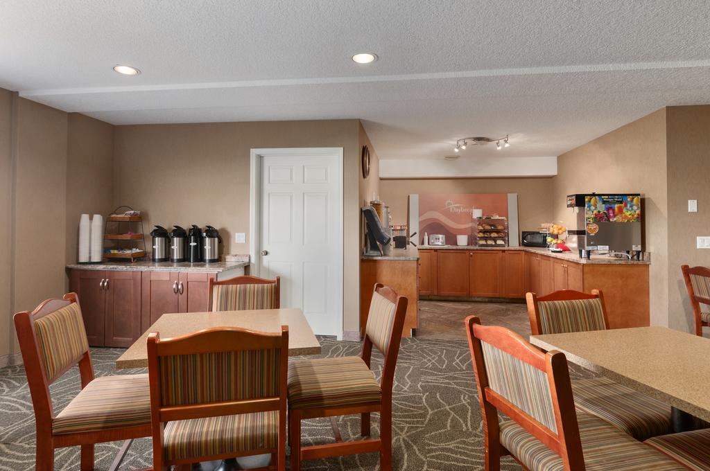 Days Inn & Suites by Wyndham Cochrane