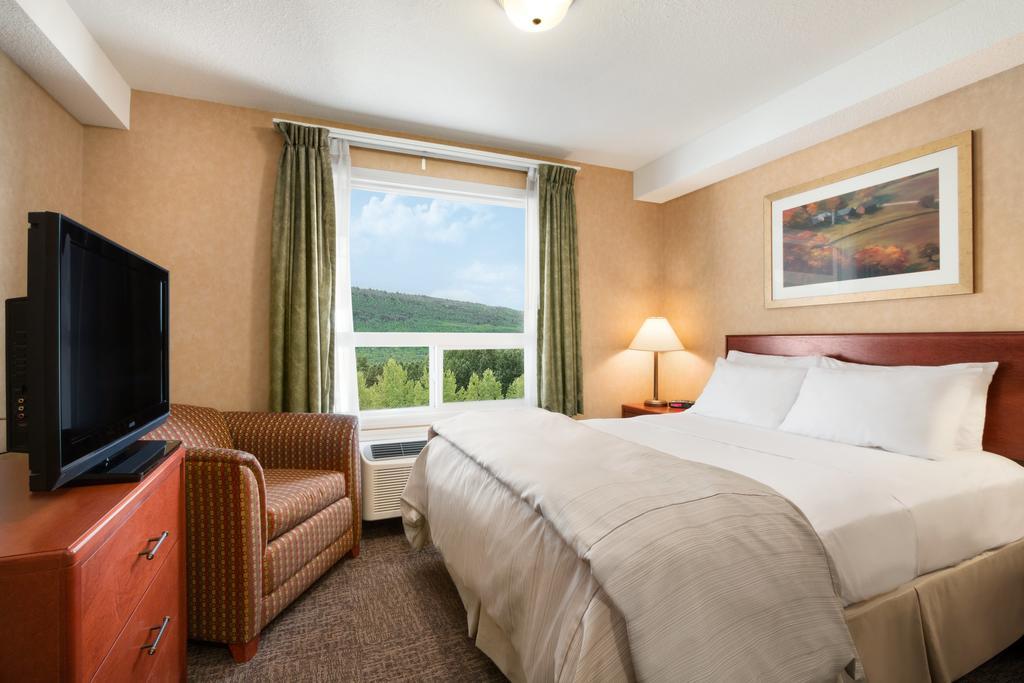 Days Inn & Suites by Wyndham Cochrane
