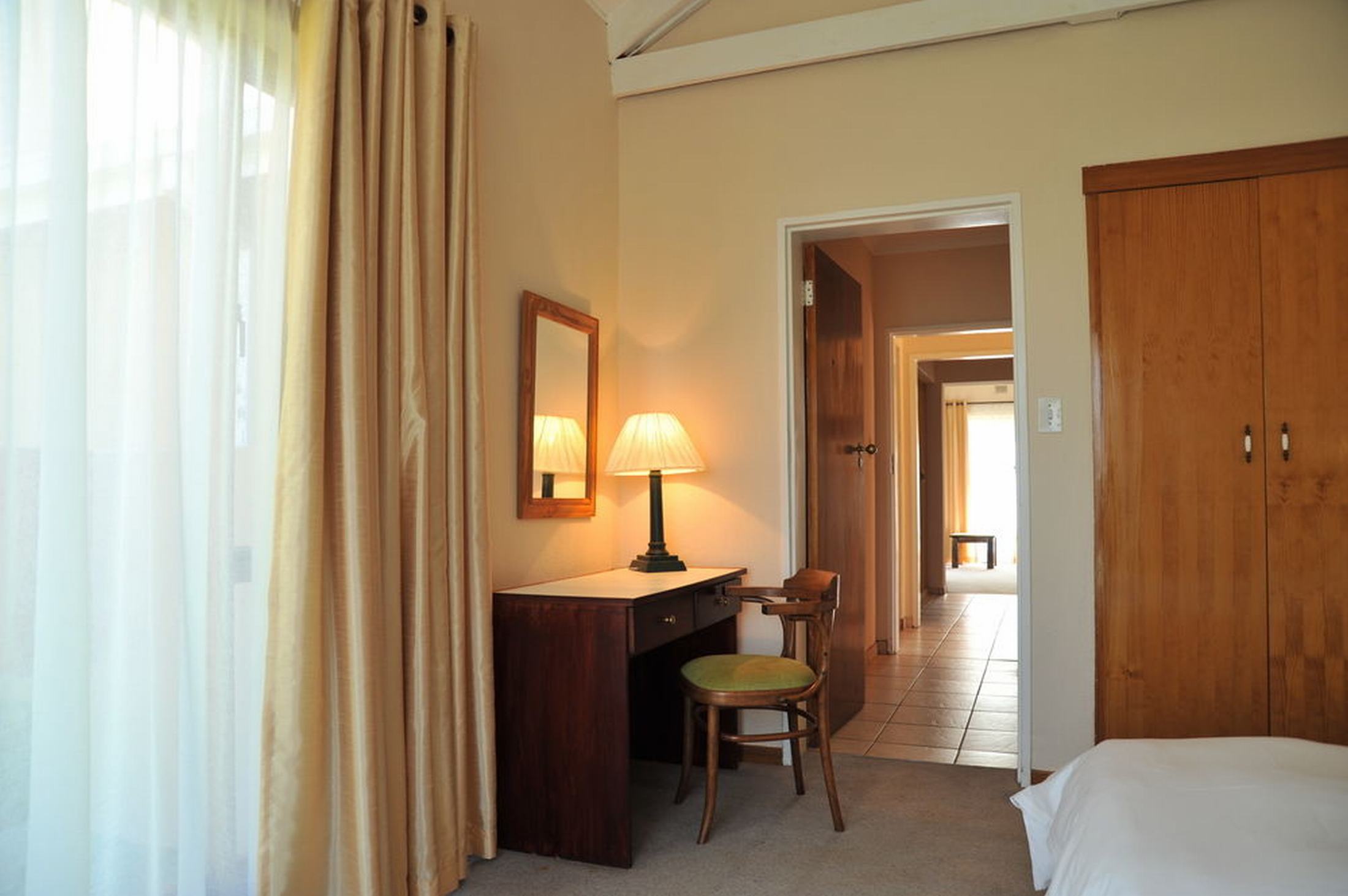 Econo Lodge Inn & Suites
