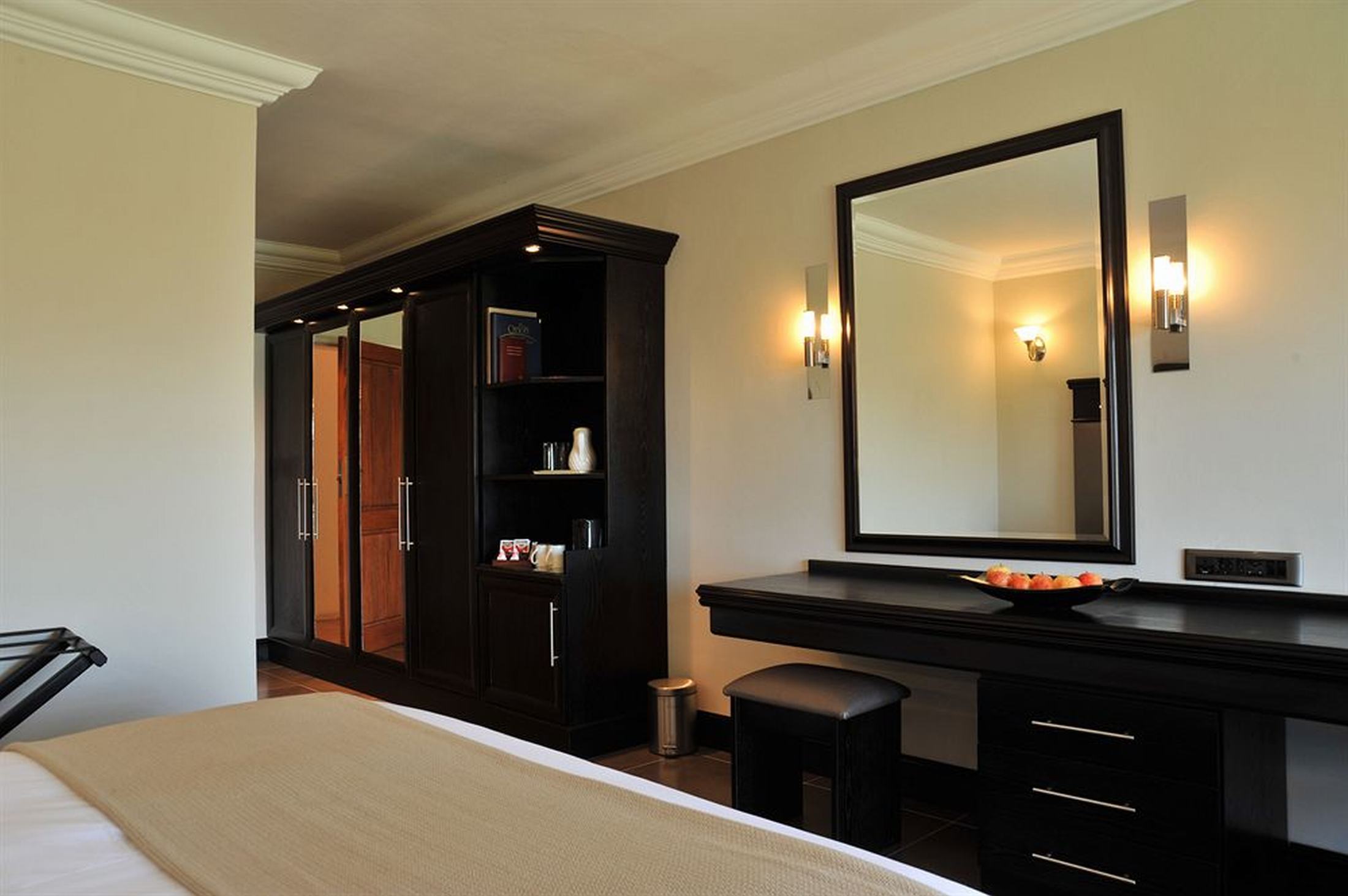 Econo Lodge Inn & Suites