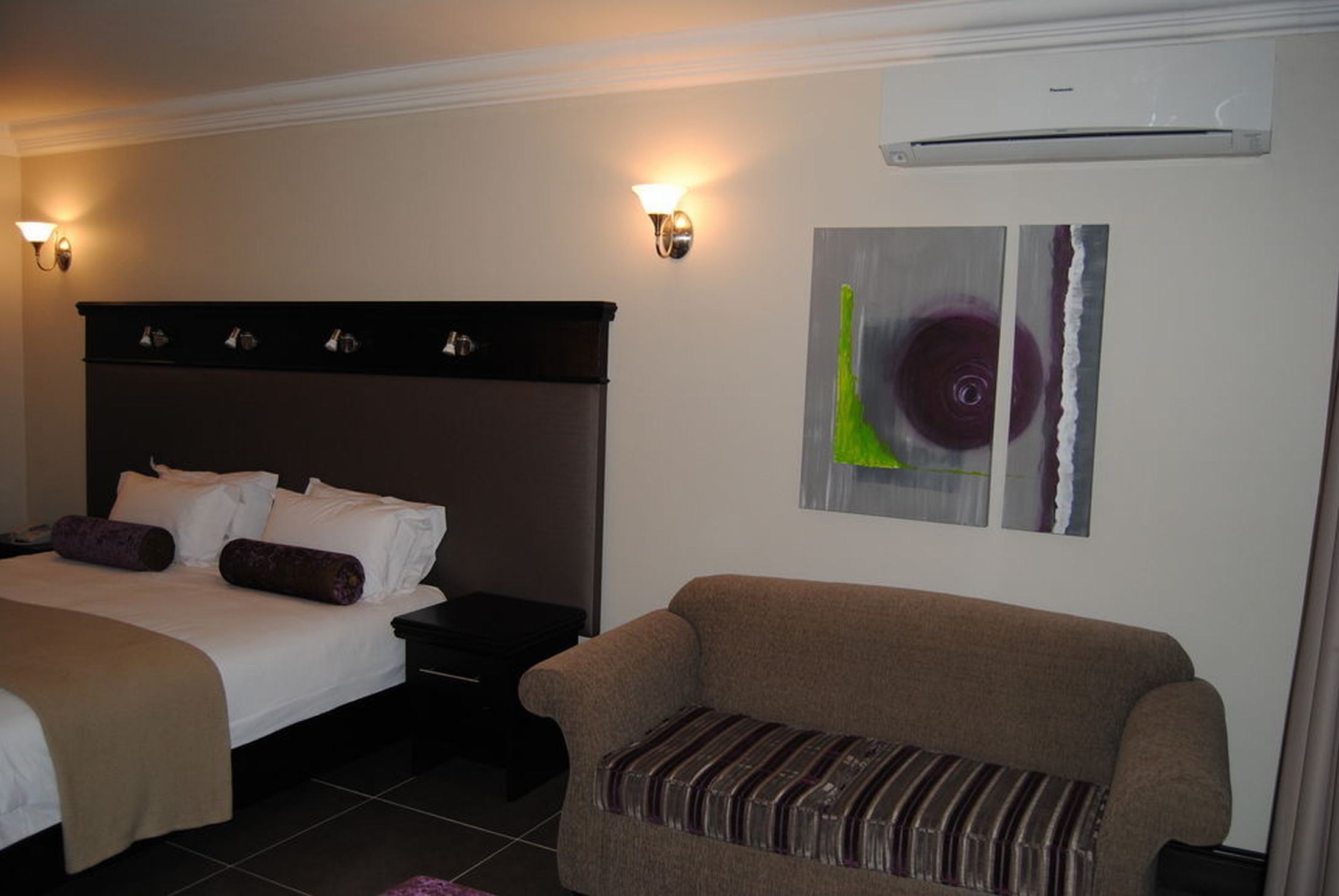 Econo Lodge Inn & Suites