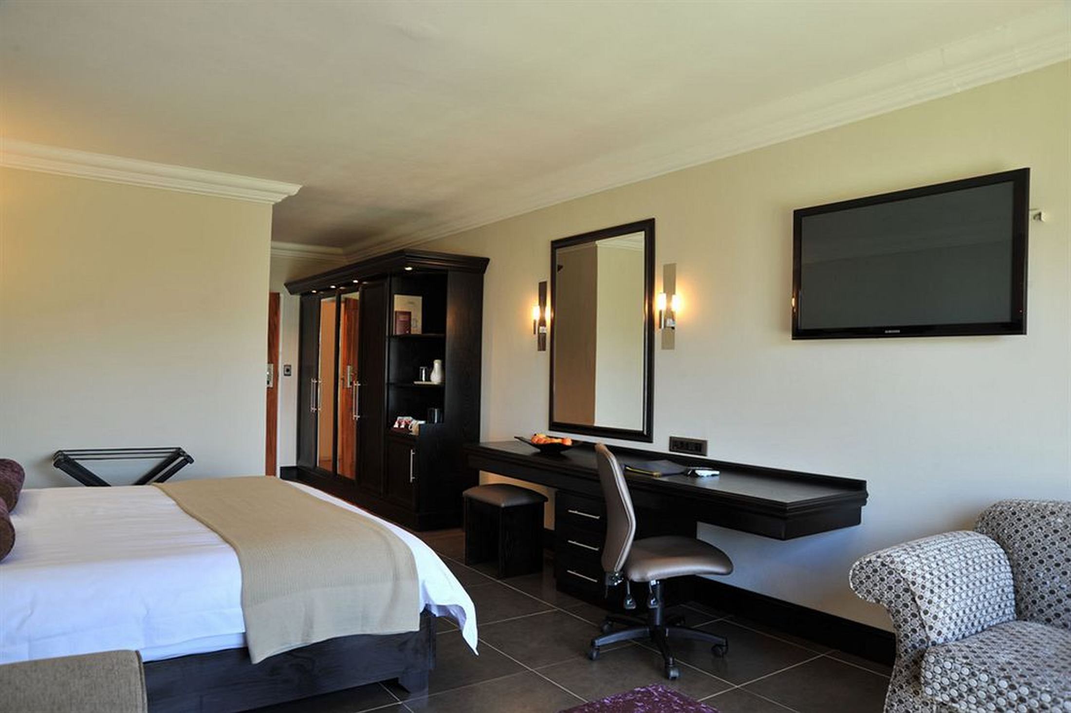 Econo Lodge Inn & Suites