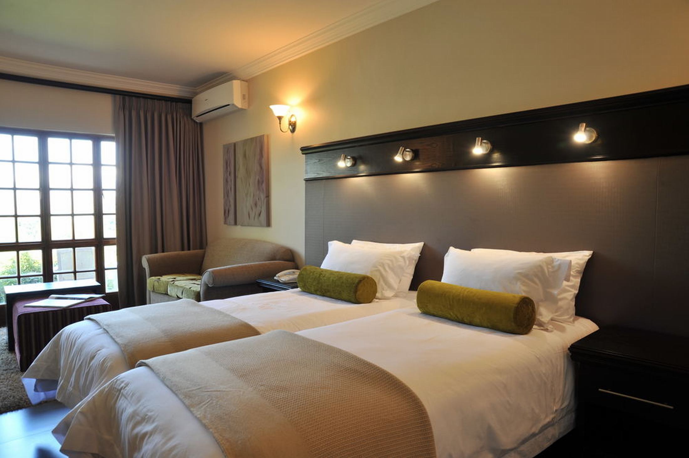 Econo Lodge Inn & Suites