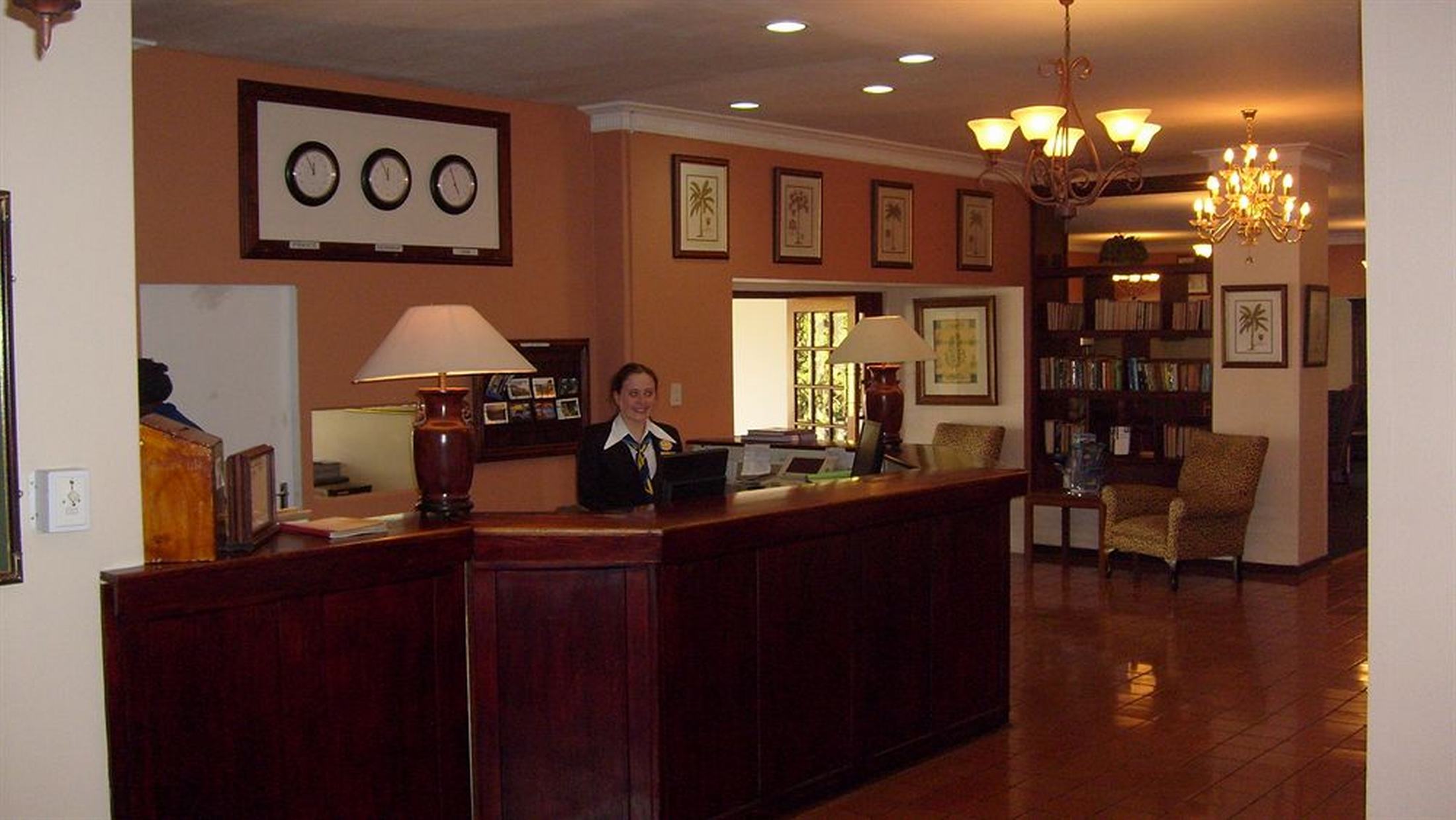 Econo Lodge Inn & Suites