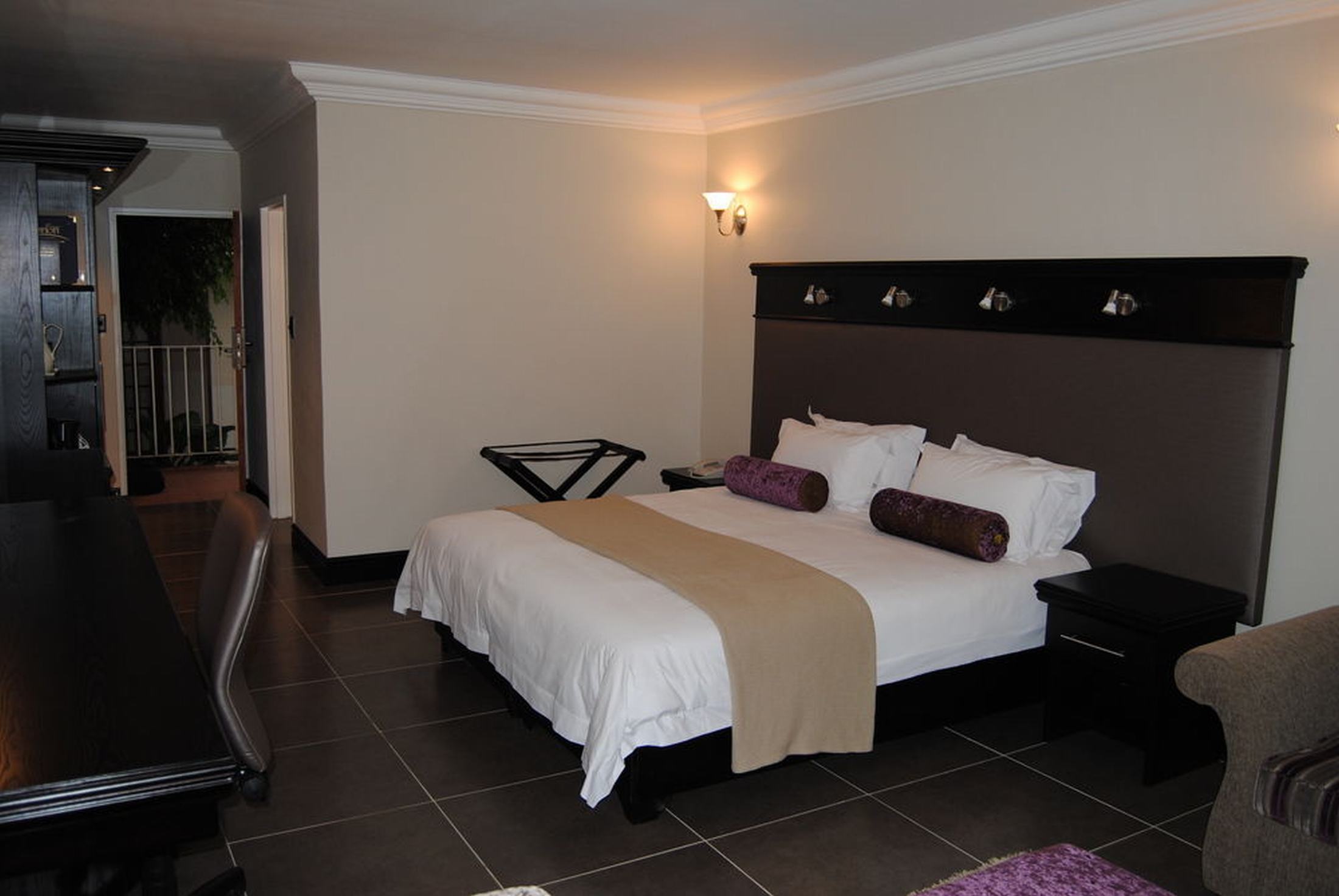 Econo Lodge Inn & Suites