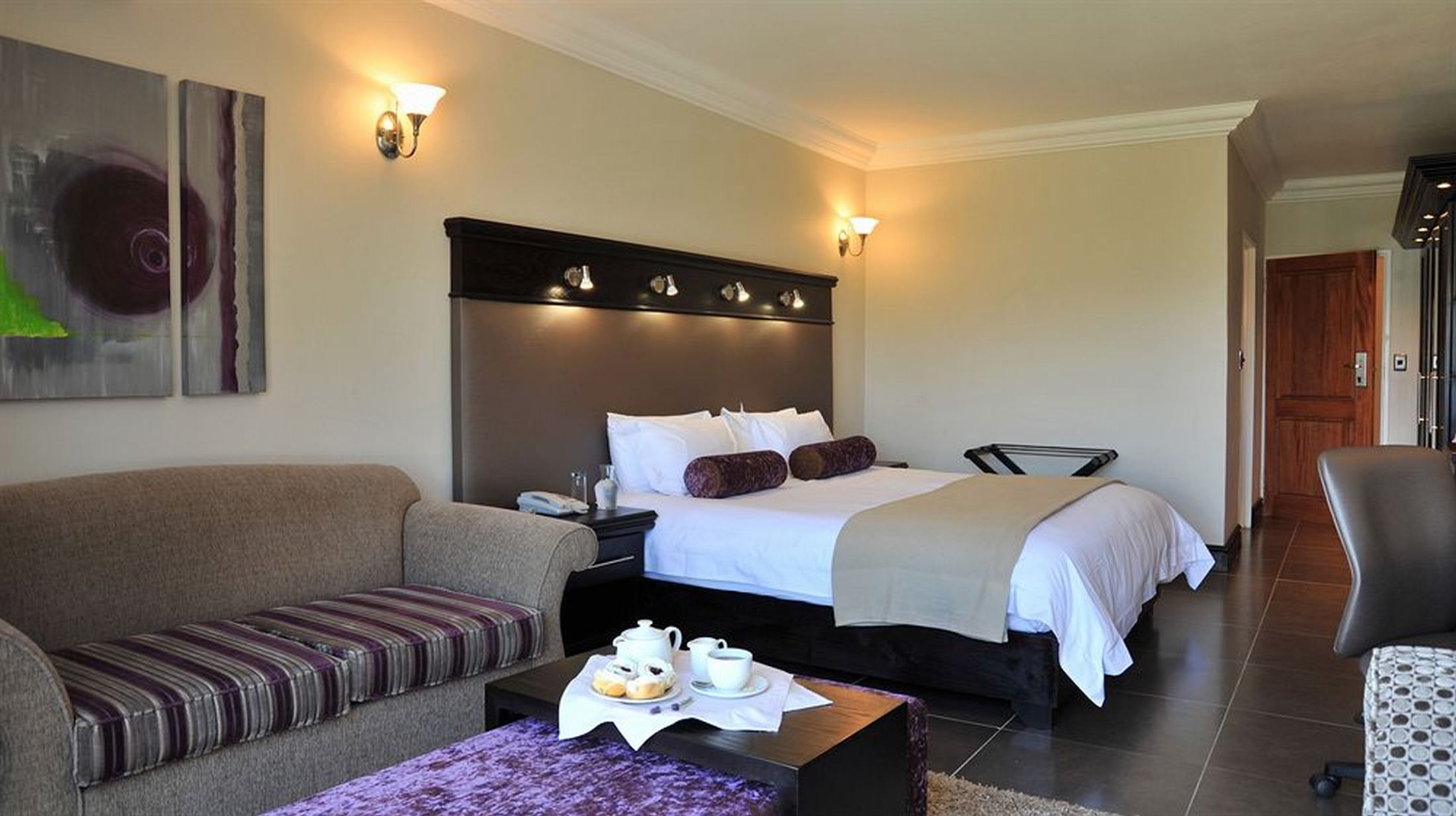 Econo Lodge Inn & Suites