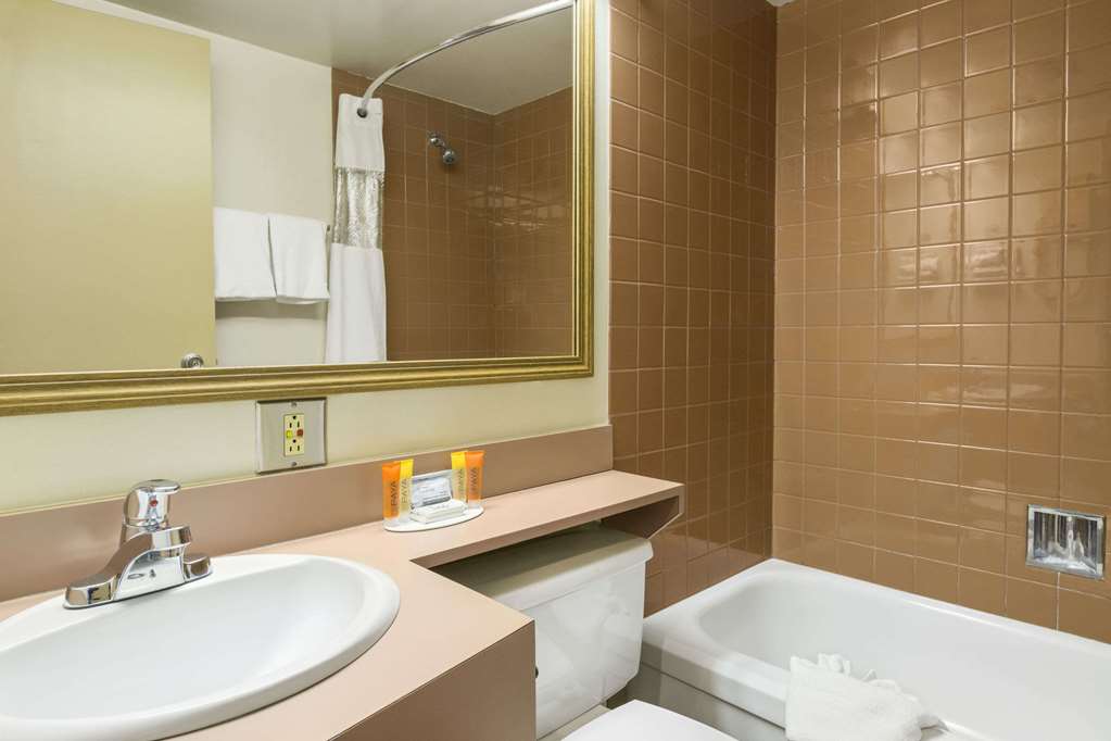 Travelodge by Wyndham Edmonton East
