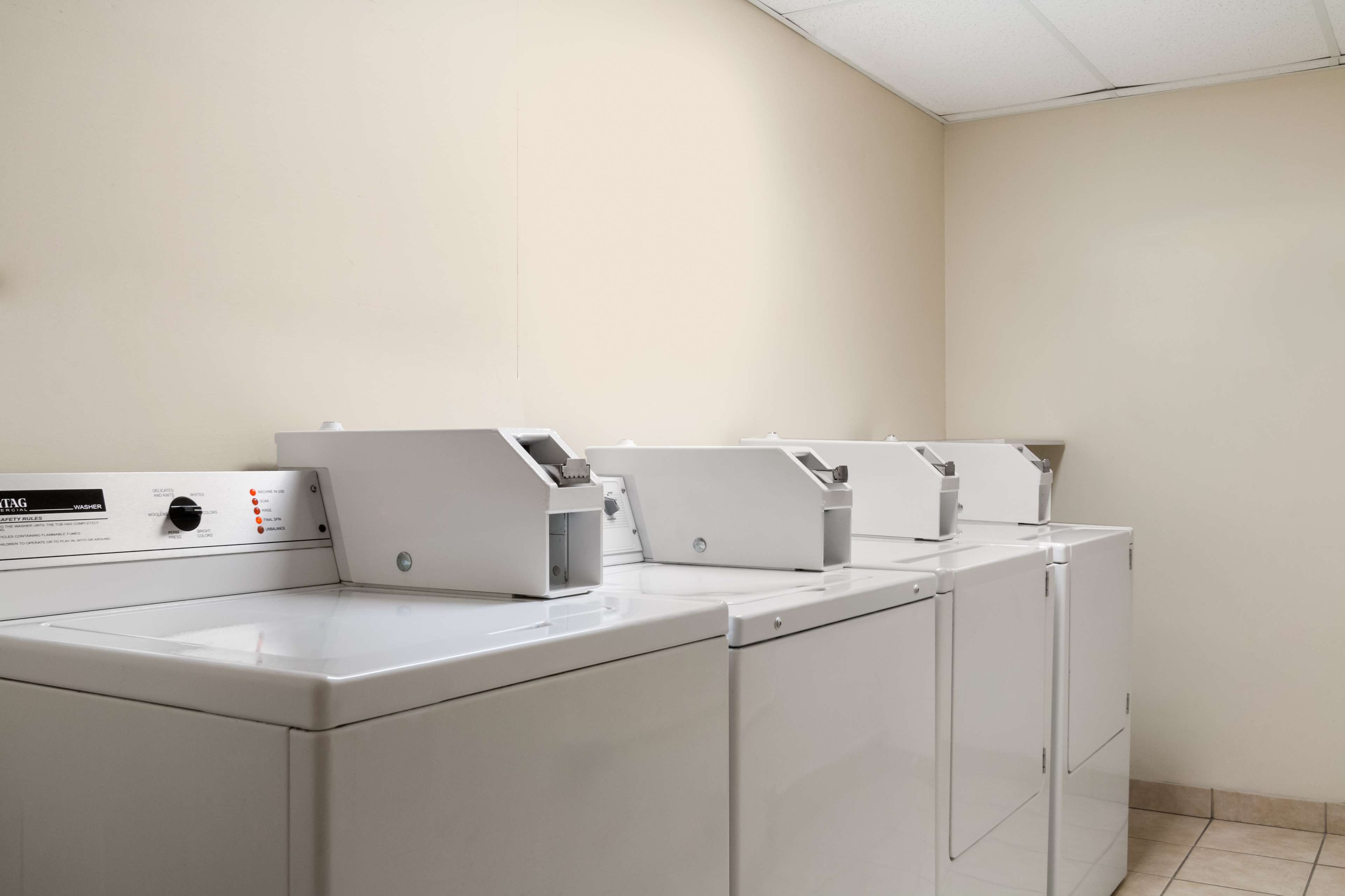 Travelodge by Wyndham Edmonton South