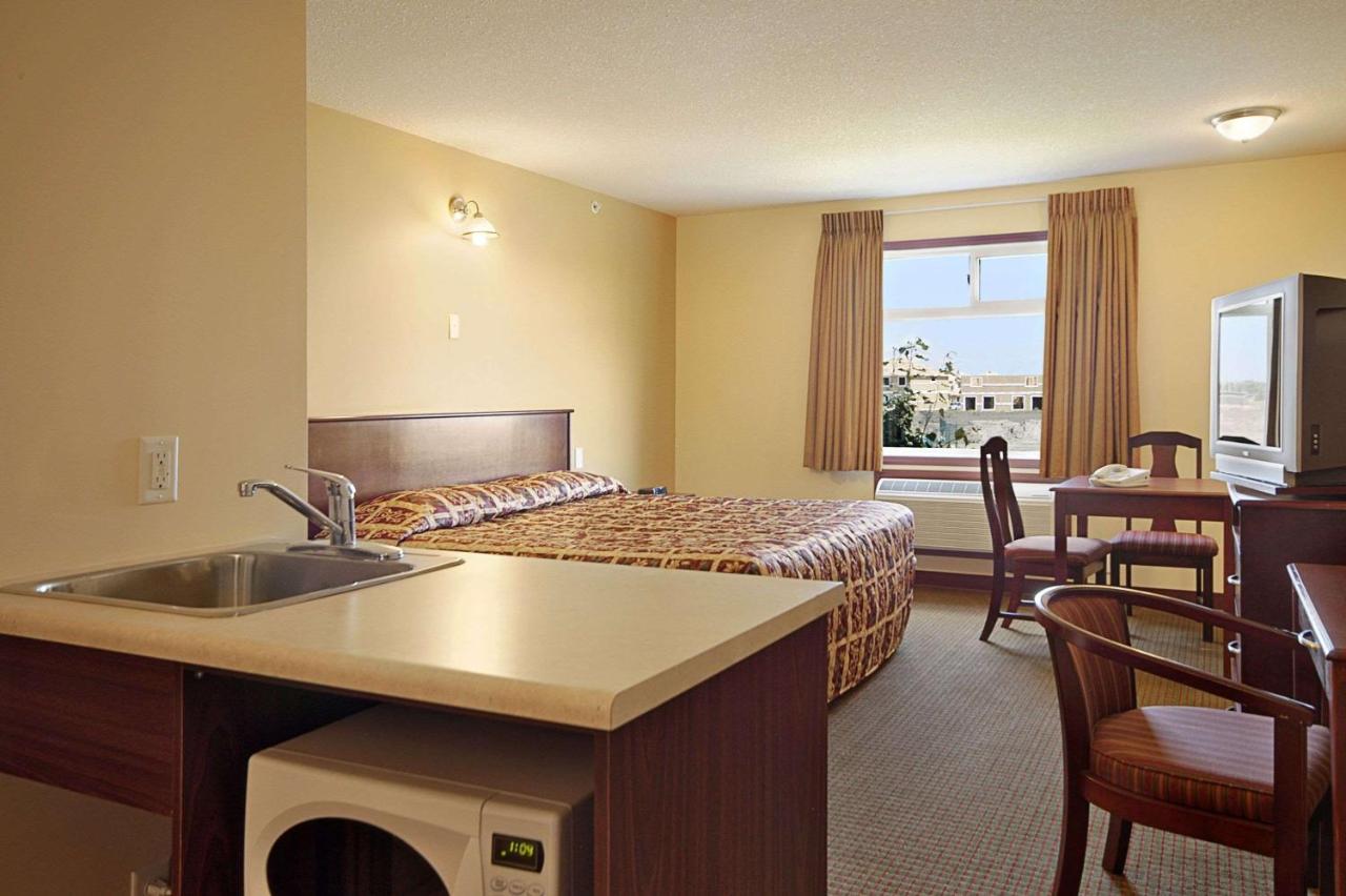 Super 8 by Wyndham Fort Saskatchewan
