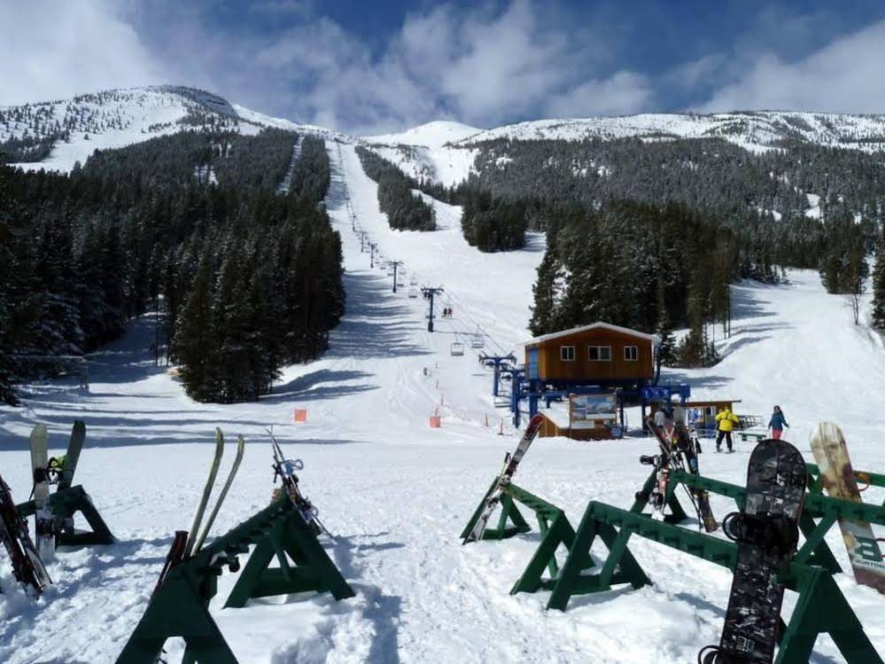 Castle Mountain Ski Lodge and Hostel