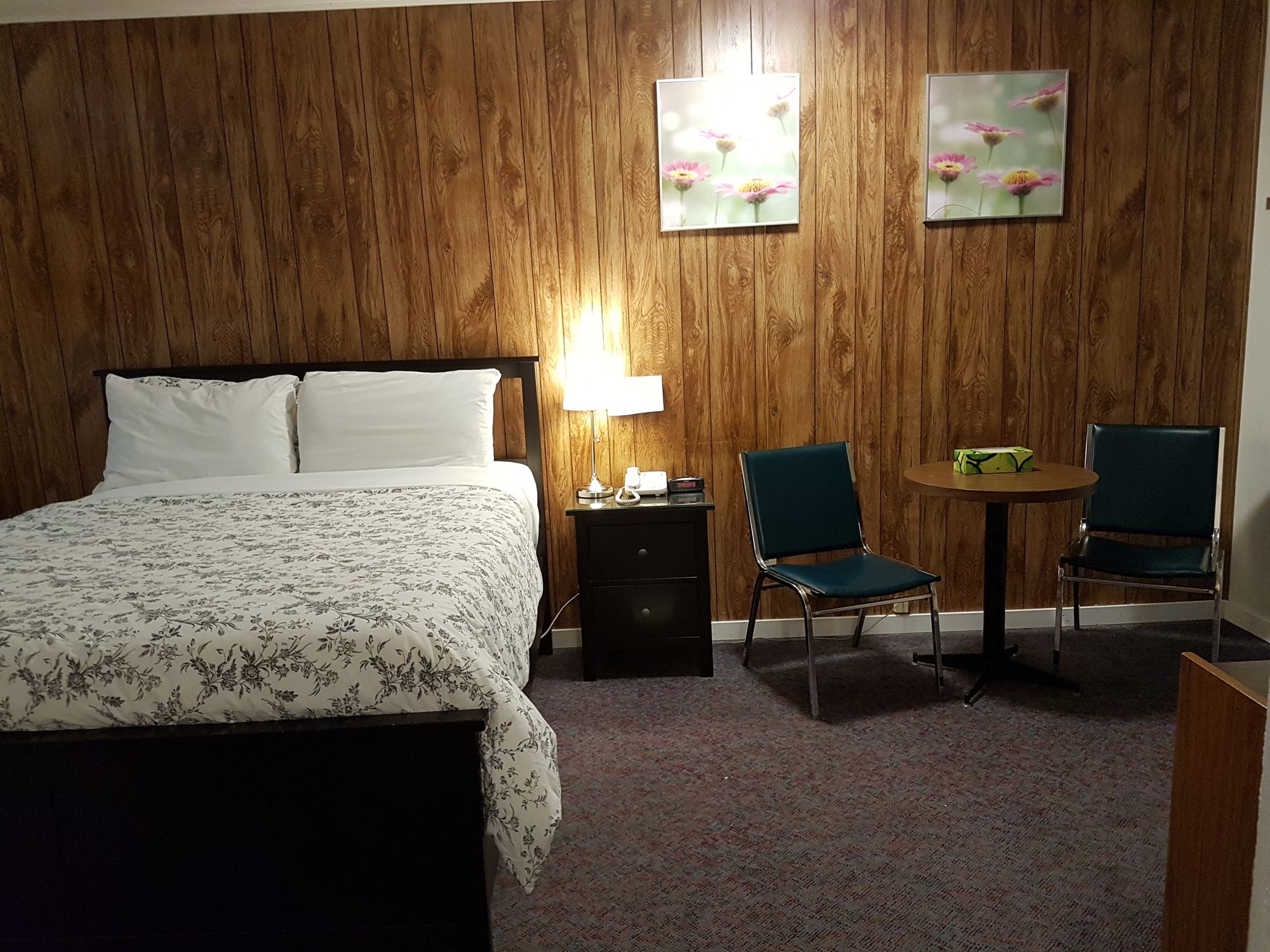 Econo Lodge Inn & Suites