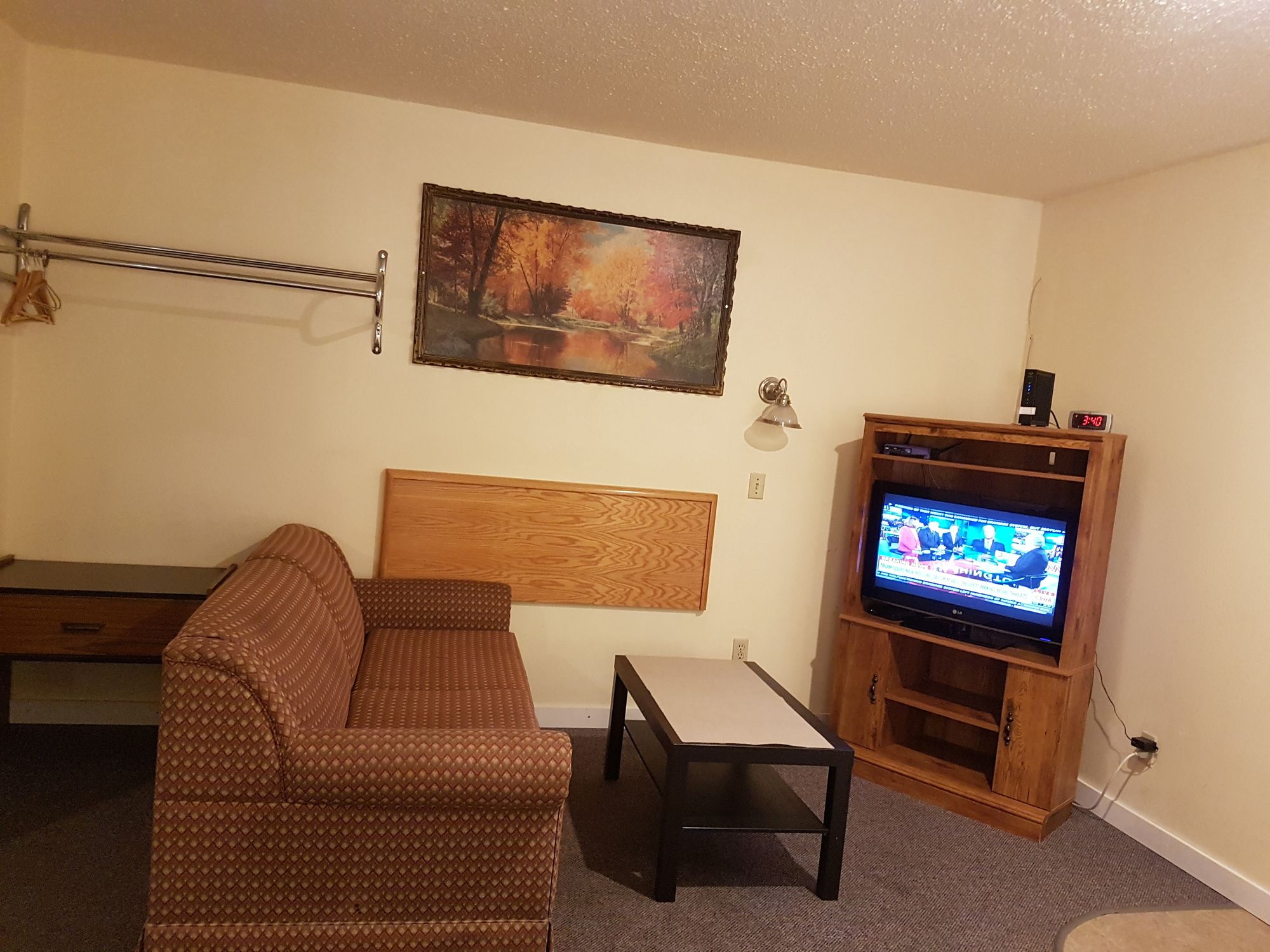 Econo Lodge Inn & Suites