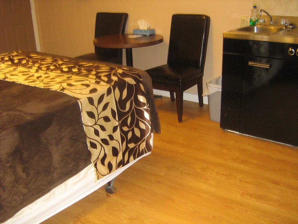 Parkway Motel