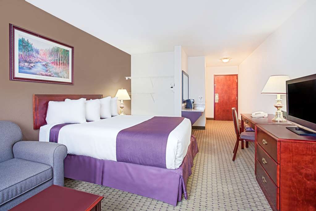 Ramada by Wyndham Red Deer Hotel & Suites