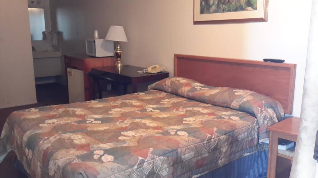 Red Deer Inn & Suites